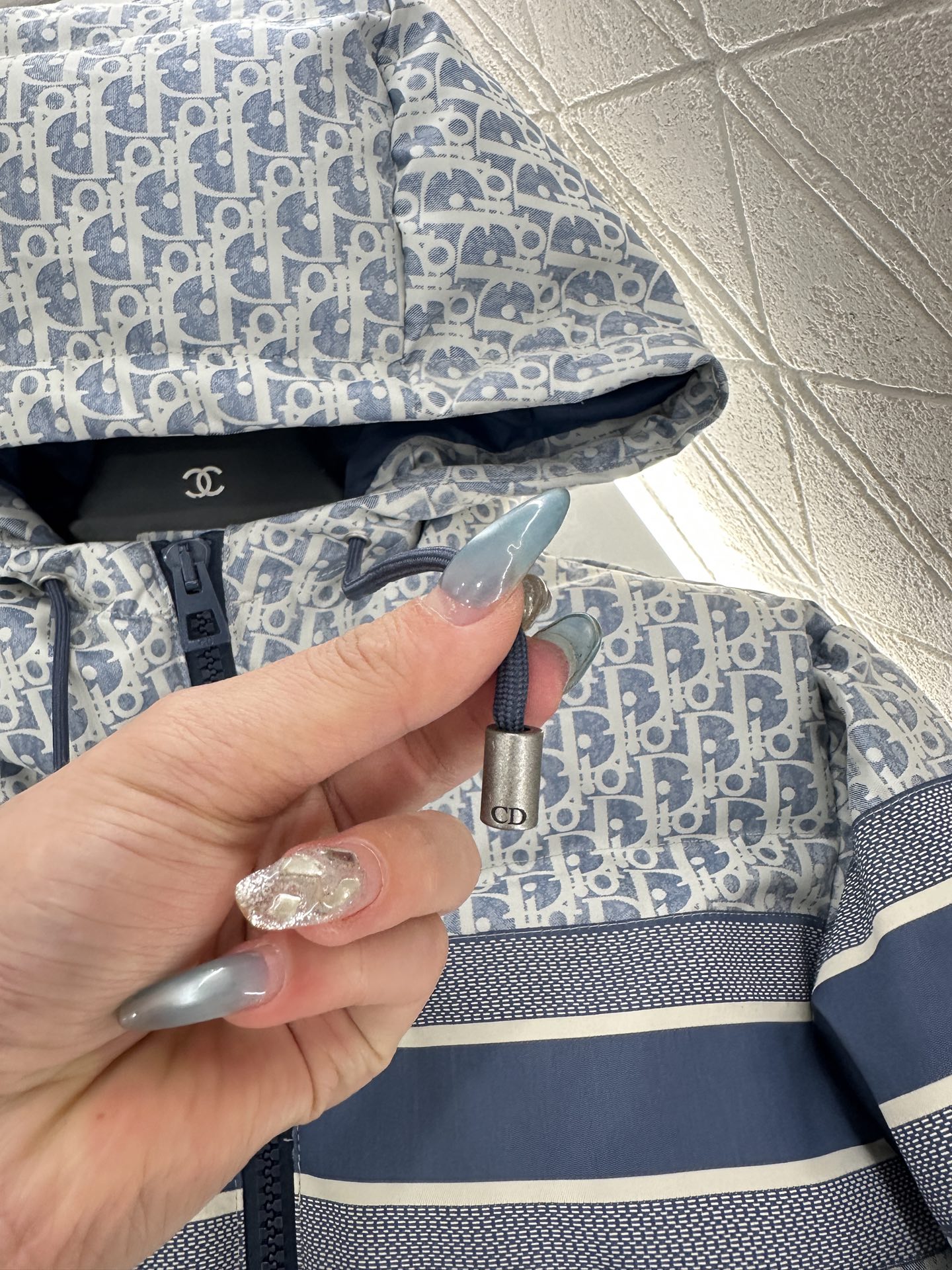 ♥Dio*♥2025新品上架 连帽提花羽绒外套定制YB进口提花材质，羽绒填充内里，整件轻盈保暖，连帽抽绳