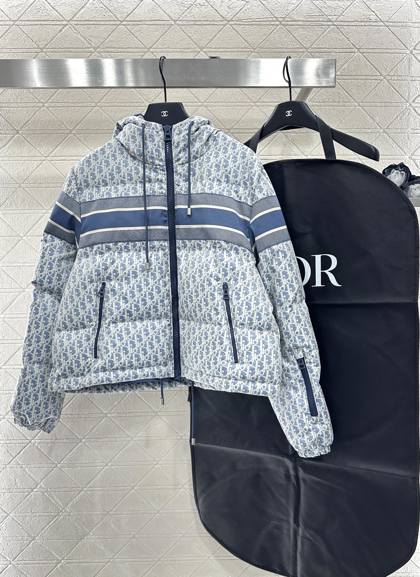 ♥Dio*♥2025新品上架 连帽提花羽绒外套定制YB进口提花材质，羽绒填充内里，整件轻盈保暖，连帽抽绳