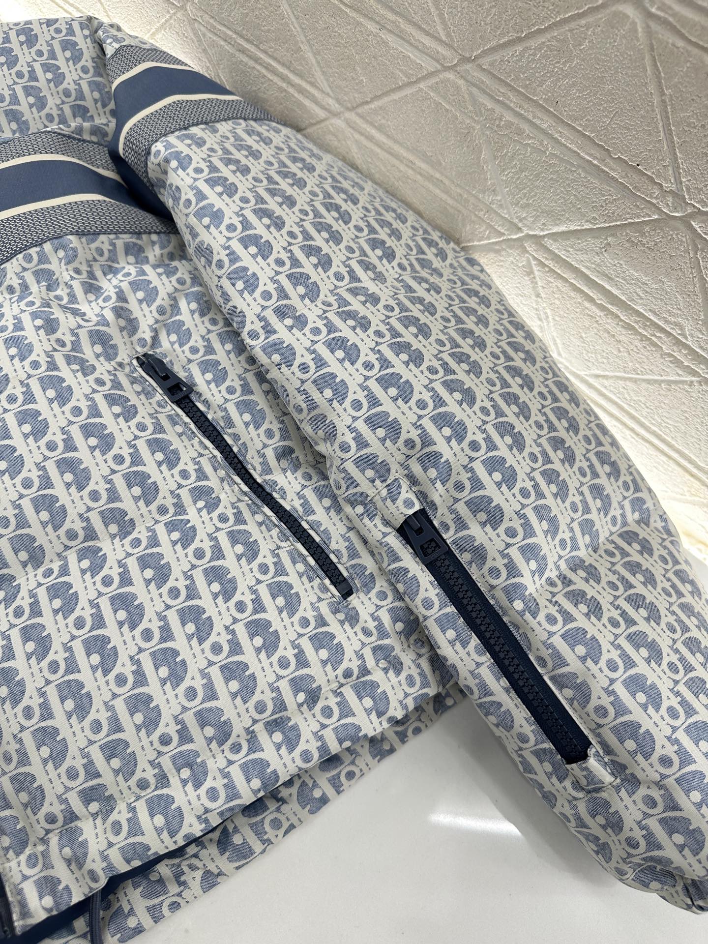 ♥Dio*♥2025新品上架 连帽提花羽绒外套定制YB进口提花材质，羽绒填充内里，整件轻盈保暖，连帽抽绳