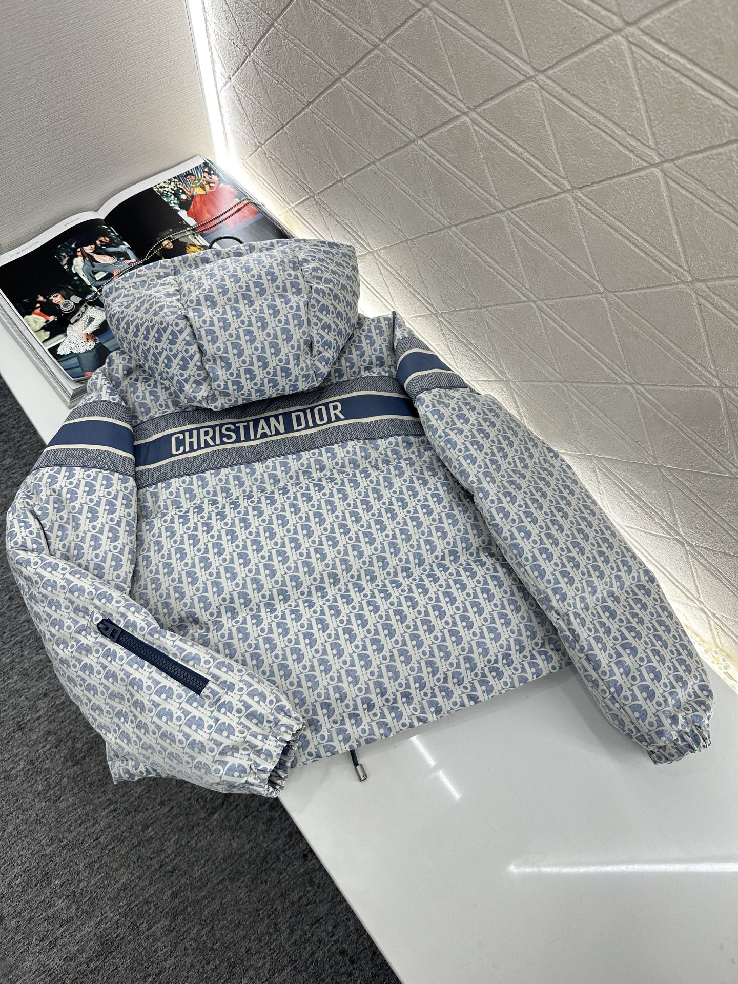 ♥Dio*♥2025新品上架 连帽提花羽绒外套定制YB进口提花材质，羽绒填充内里，整件轻盈保暖，连帽抽绳