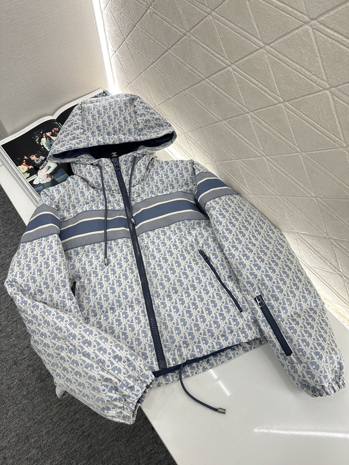 ♥Dio*♥2025新品上架 连帽提花羽绒外套定制YB进口提花材质，羽绒填充内里，整件轻盈保暖，连帽抽绳