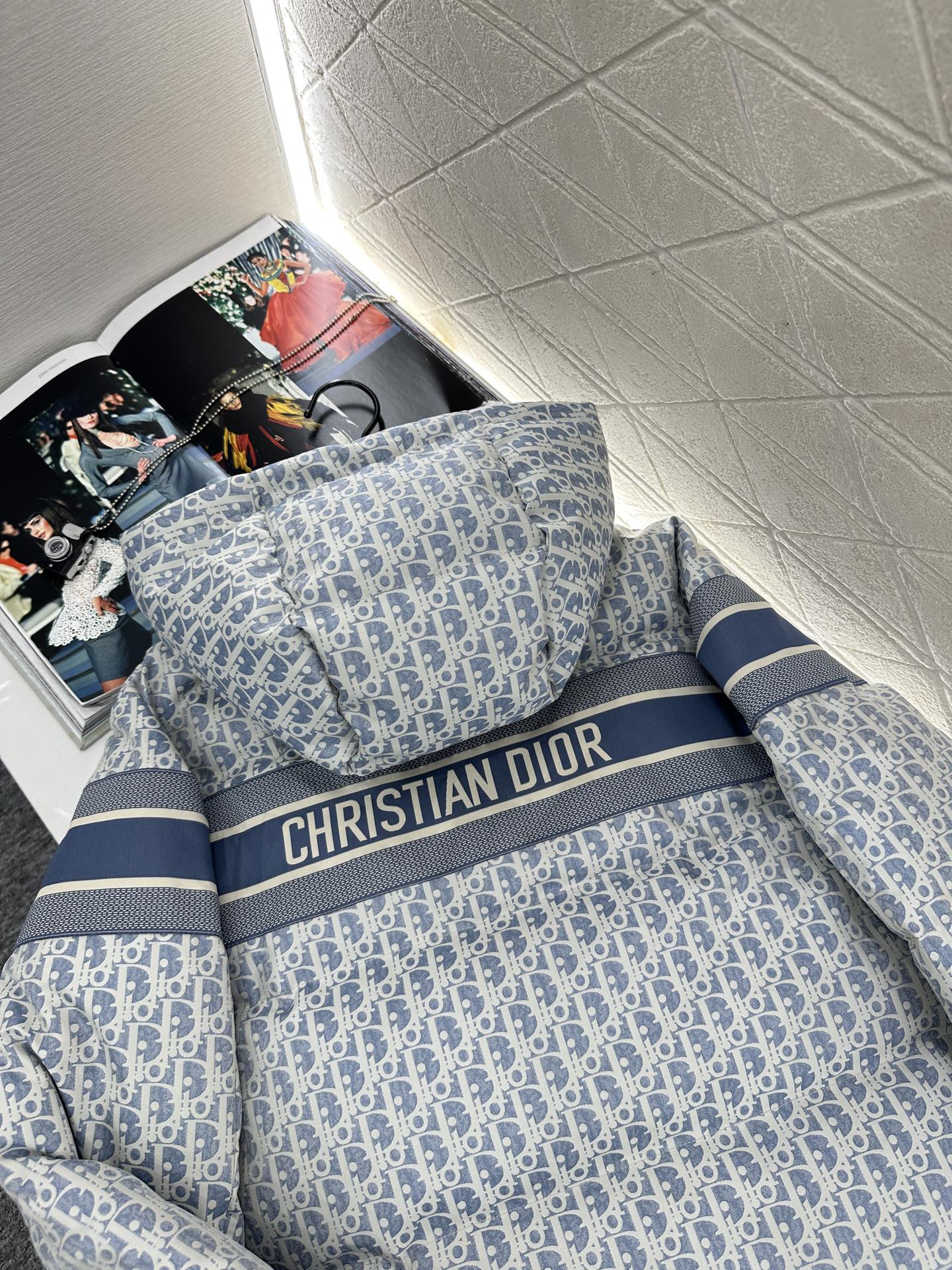 ♥Dio*♥2025新品上架 连帽提花羽绒外套定制YB进口提花材质，羽绒填充内里，整件轻盈保暖，连帽抽绳