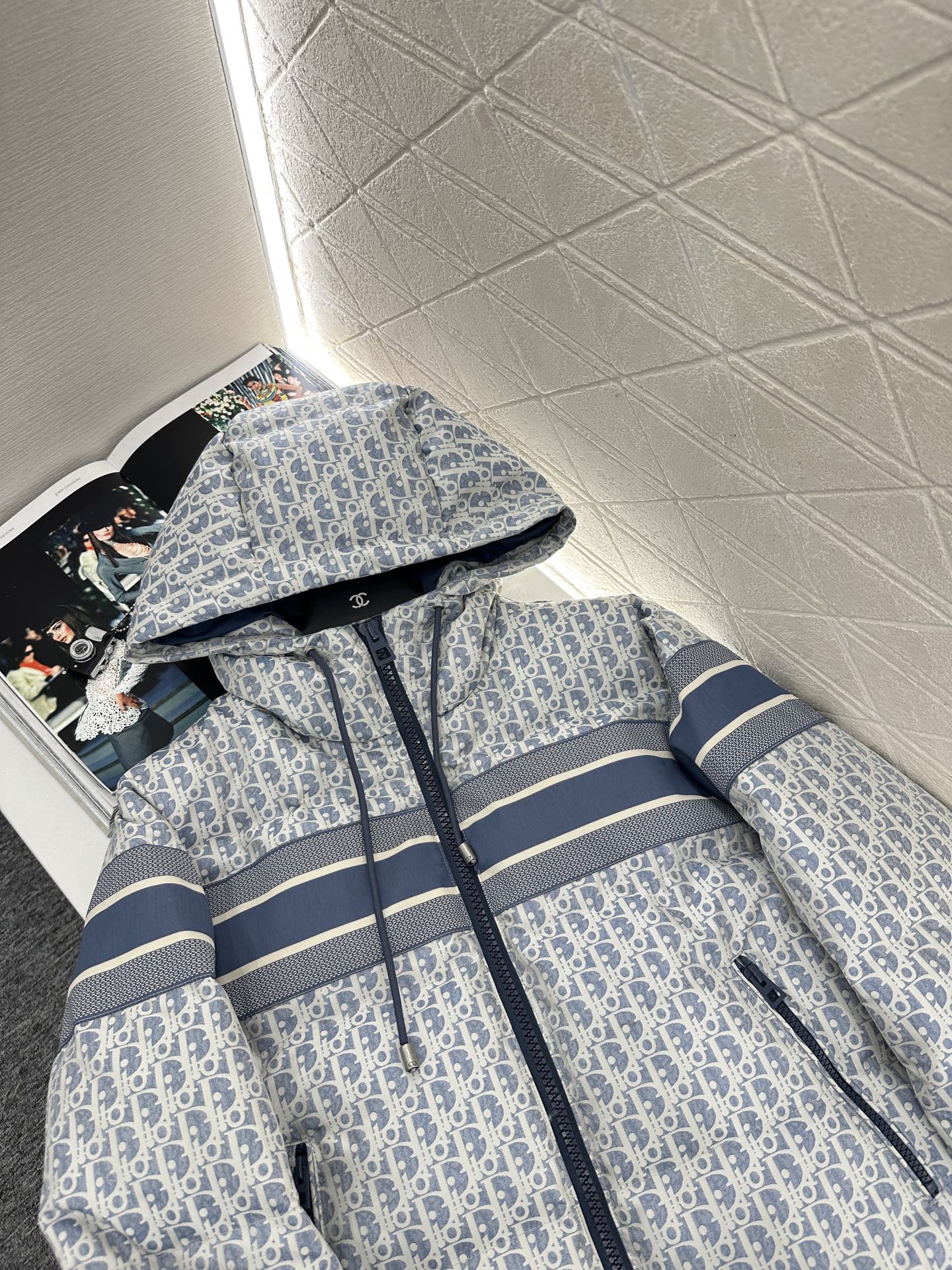 ♥Dio*♥2025新品上架 连帽提花羽绒外套定制YB进口提花材质，羽绒填充内里，整件轻盈保暖，连帽抽绳