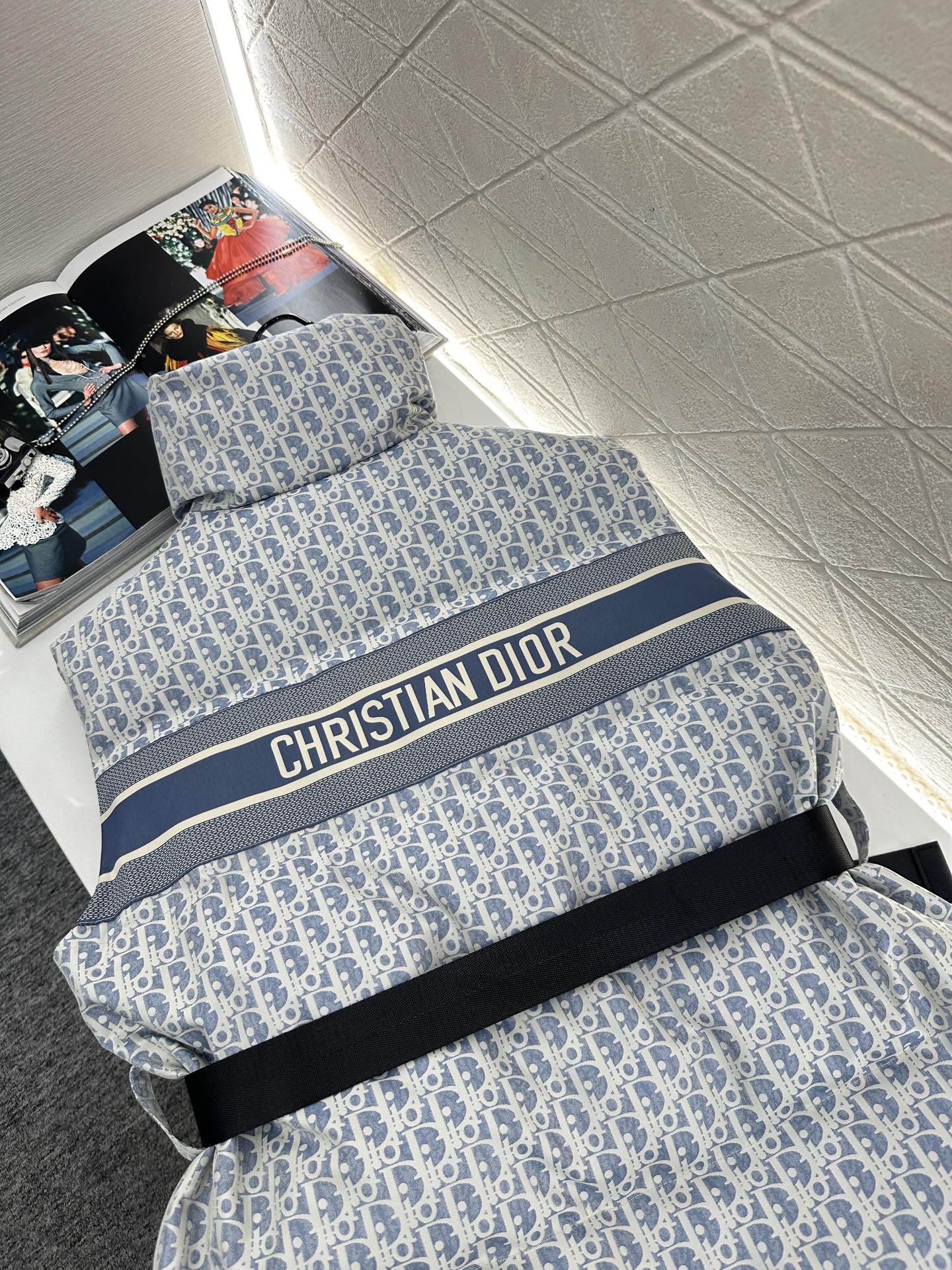 ♥Dio*♥2025新品上架 腰带立领提花羽绒马甲定制YB进口提花材质，羽绒填充内里，整件轻盈保暖，立领