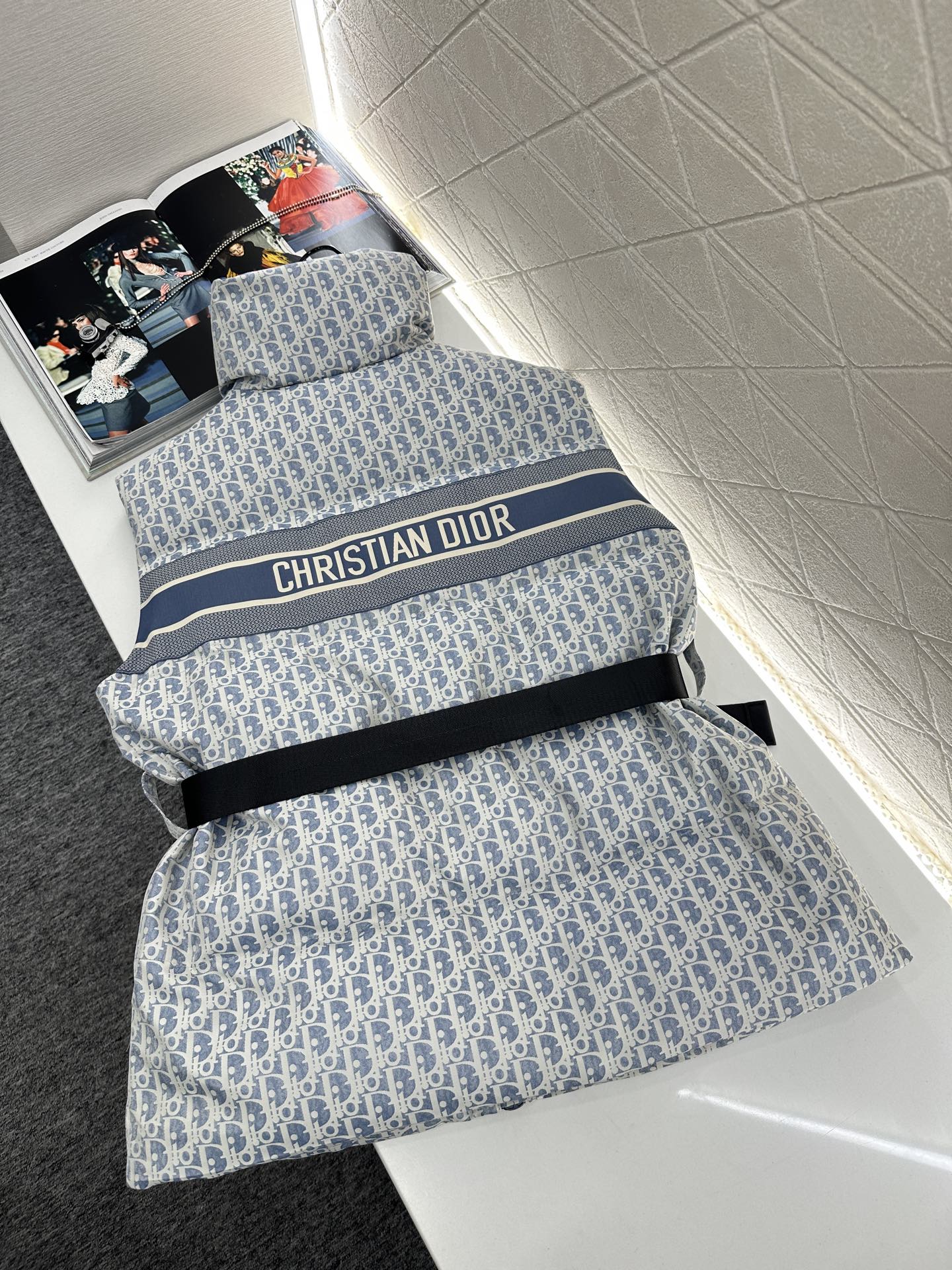 ♥Dio*♥2025新品上架 腰带立领提花羽绒马甲定制YB进口提花材质，羽绒填充内里，整件轻盈保暖，立领