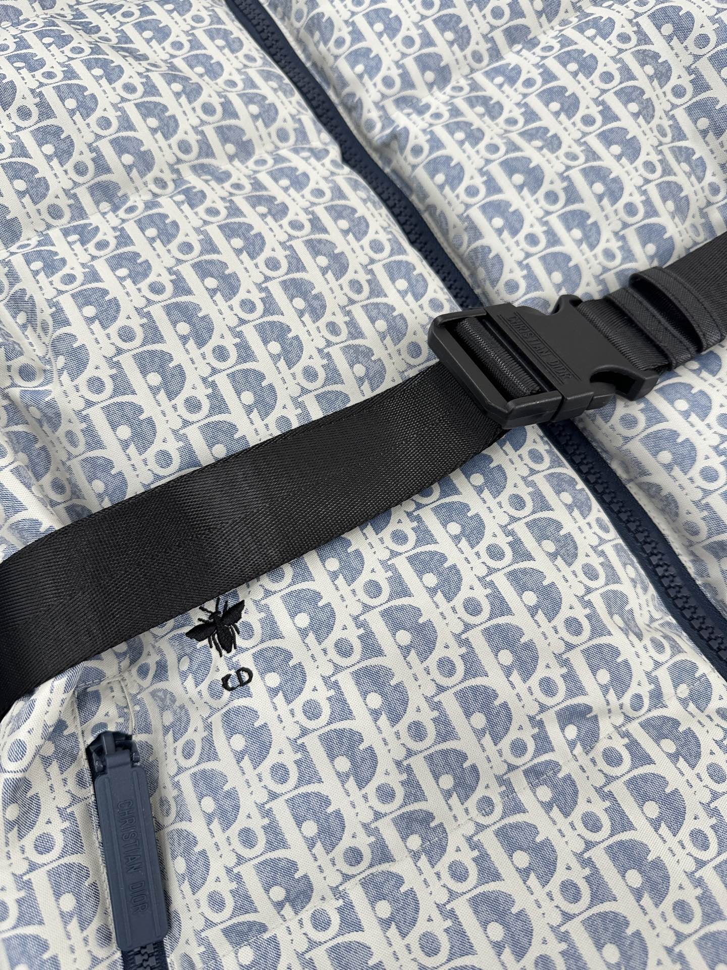 ♥Dio*♥2025新品上架 腰带立领提花羽绒马甲定制YB进口提花材质，羽绒填充内里，整件轻盈保暖，立领