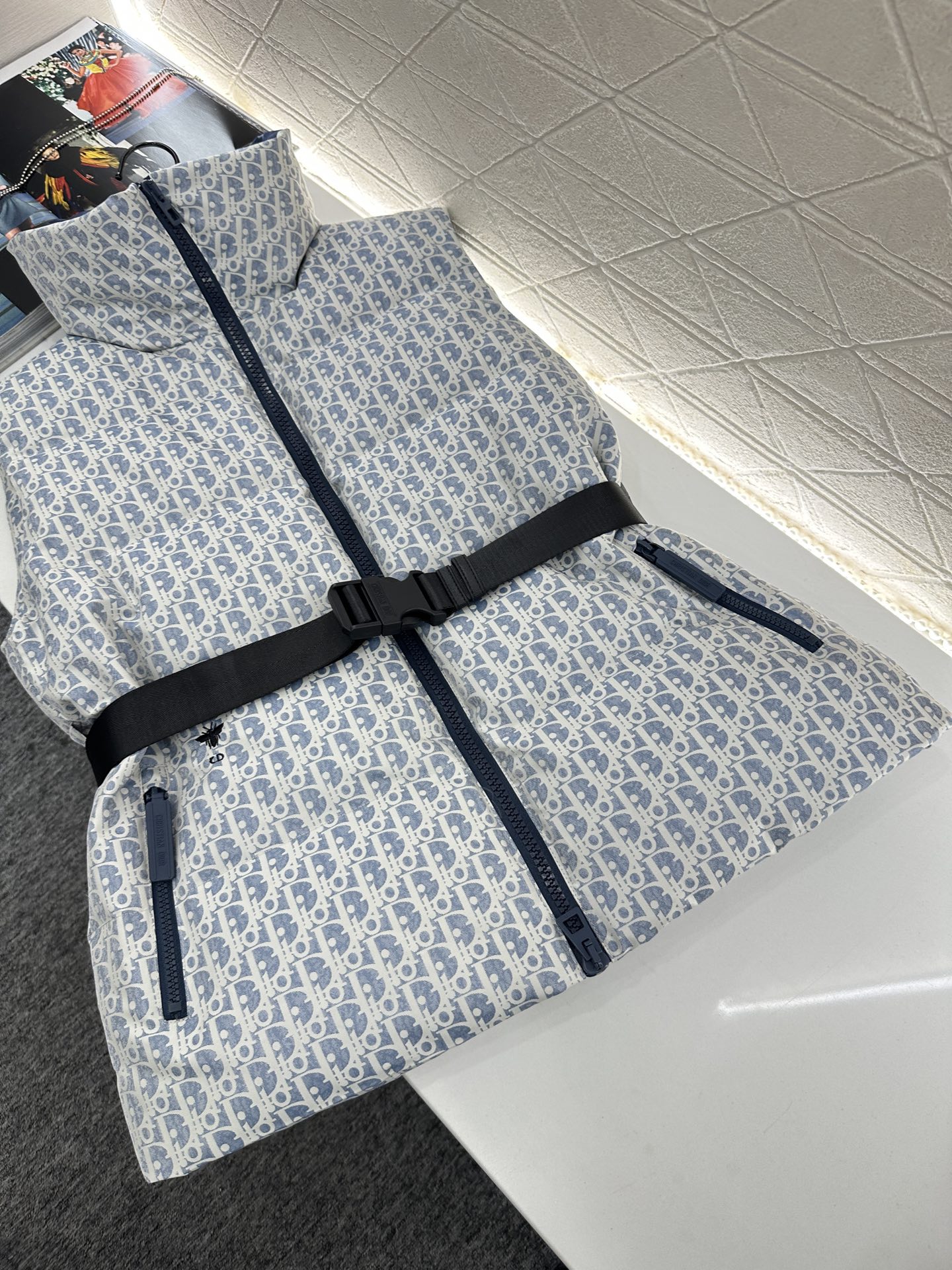 ♥Dio*♥2025新品上架 腰带立领提花羽绒马甲定制YB进口提花材质，羽绒填充内里，整件轻盈保暖，立领