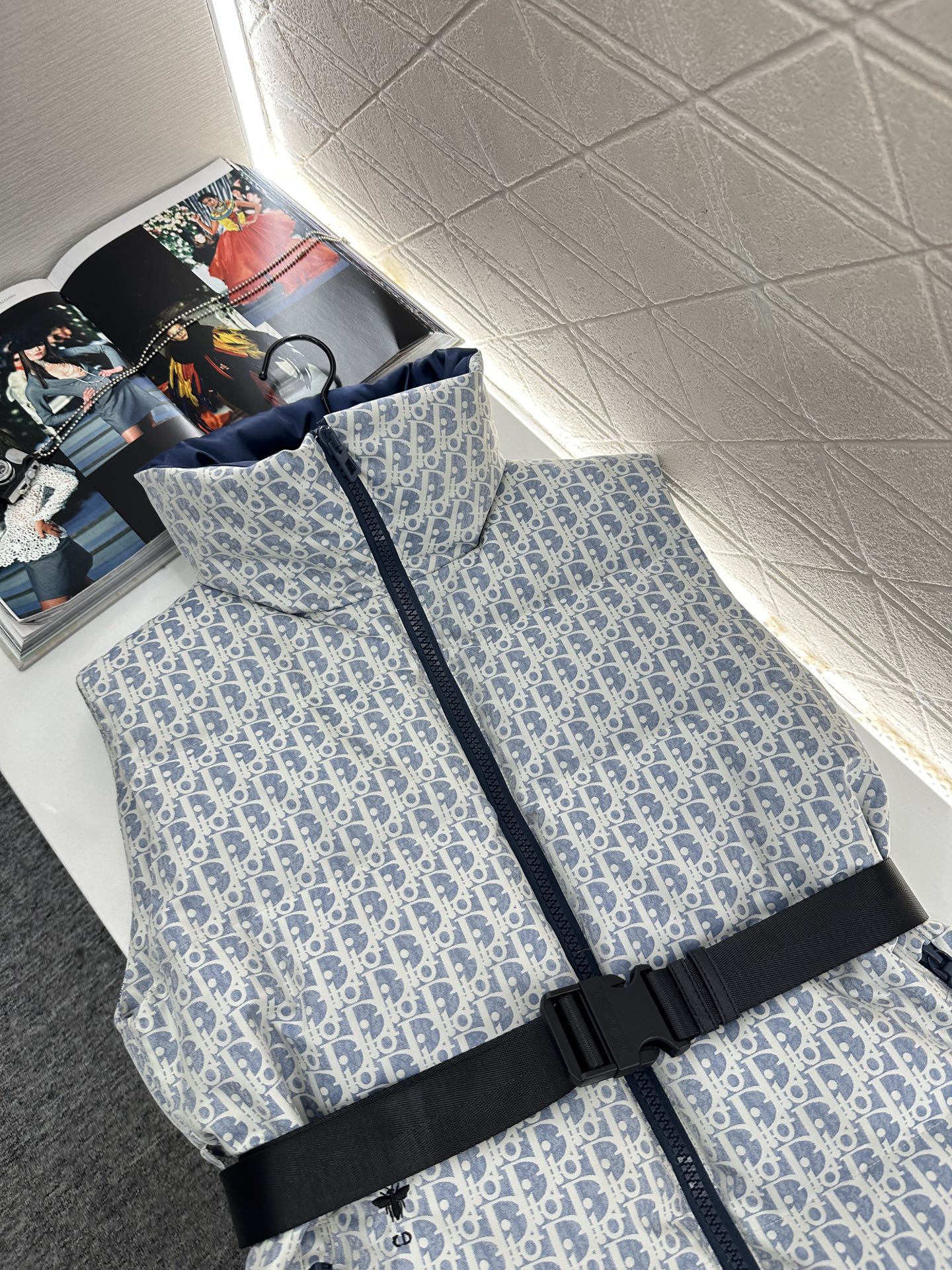 ♥Dio*♥2025新品上架 腰带立领提花羽绒马甲定制YB进口提花材质，羽绒填充内里，整件轻盈保暖，立领