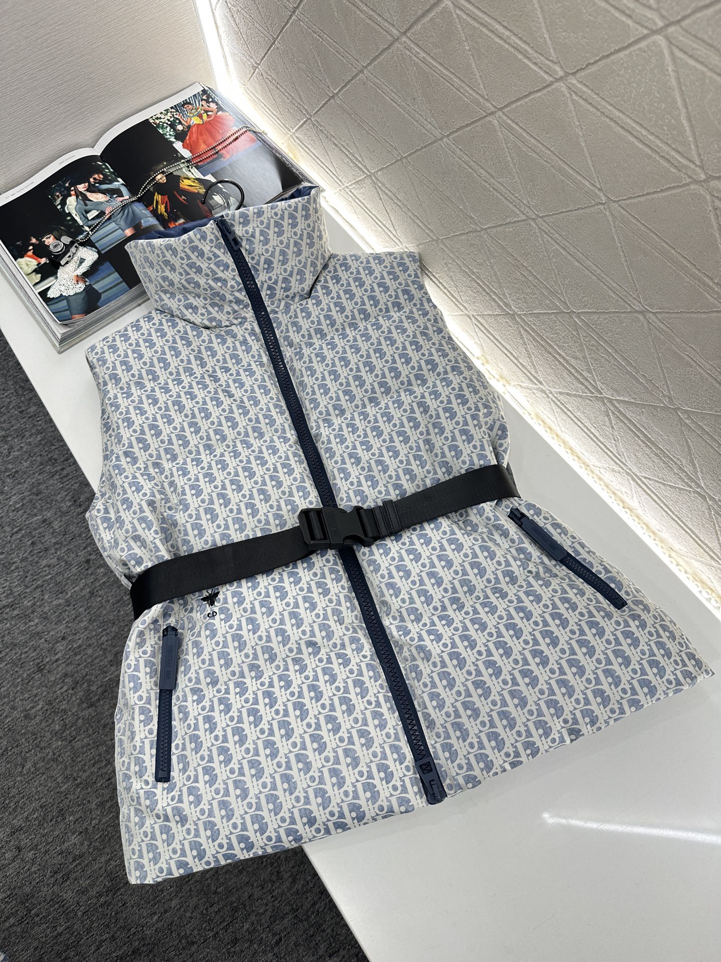 ♥Dio*♥2025新品上架 腰带立领提花羽绒马甲定制YB进口提花材质，羽绒填充内里，整件轻盈保暖，立领