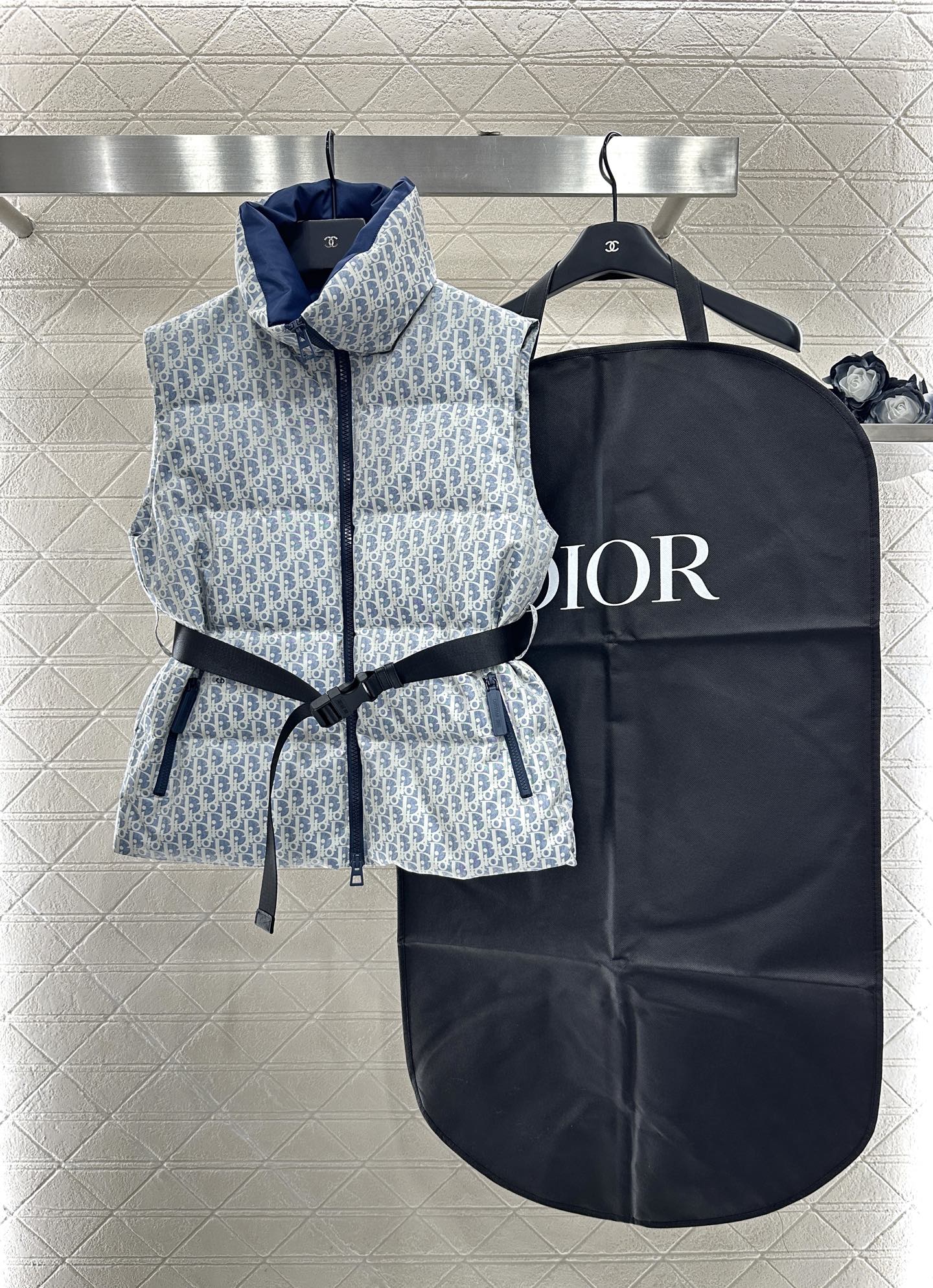 ♥Dio*♥2025新品上架 腰带立领提花羽绒马甲定制YB进口提花材质，羽绒填充内里，整件轻盈保暖，立领