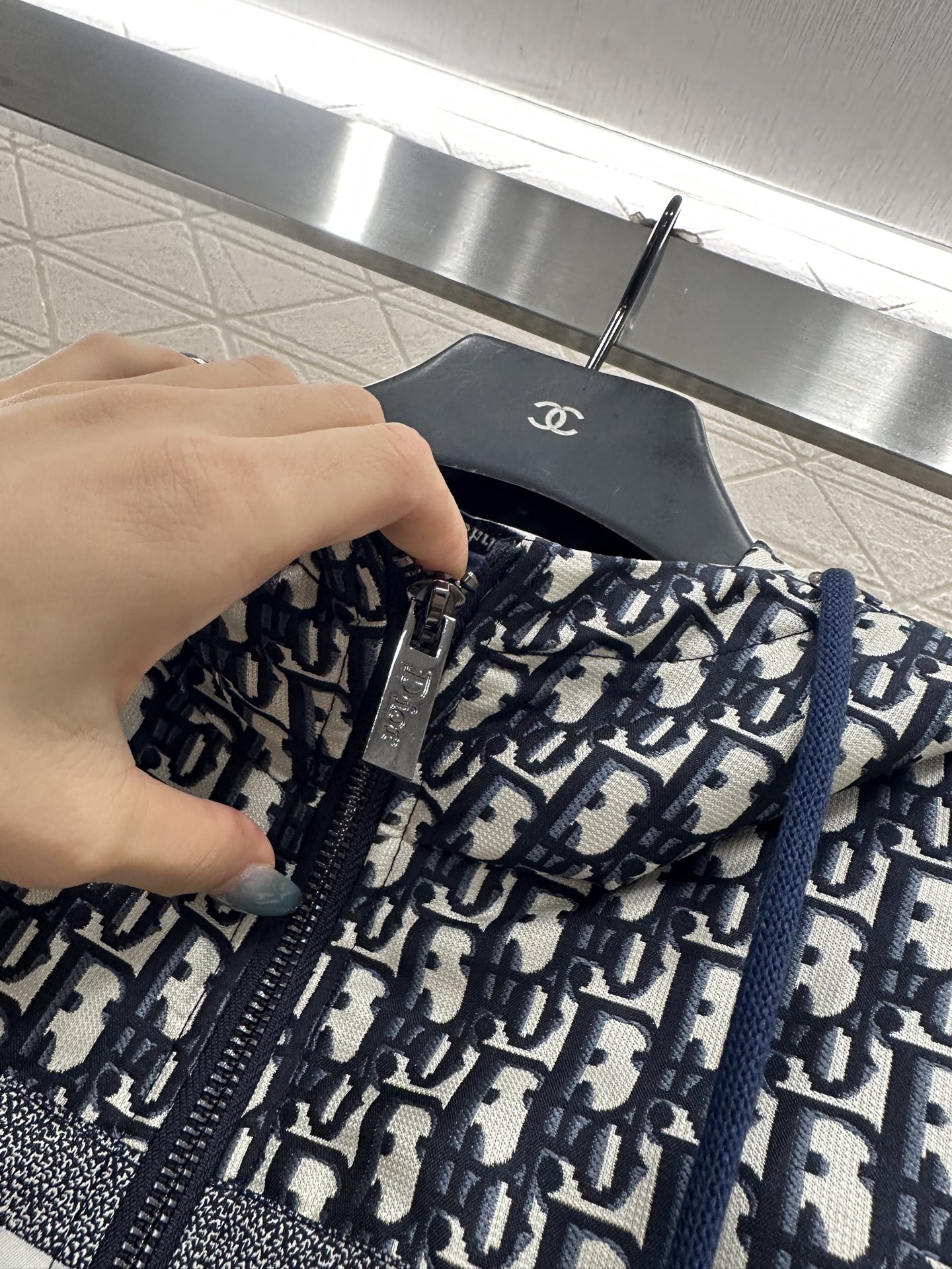 ♥Dio*♥2025新品上架 连帽提花羽绒外套定制YB进口提花材质，羽绒填充内里，整件轻盈保暖，连帽抽绳