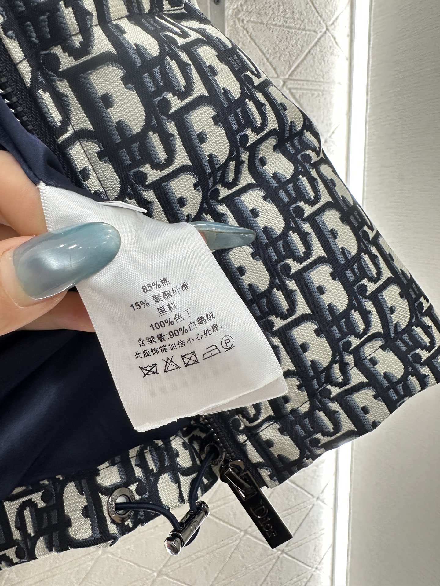 ♥Dio*♥2025新品上架 连帽提花羽绒外套定制YB进口提花材质，羽绒填充内里，整件轻盈保暖，连帽抽绳