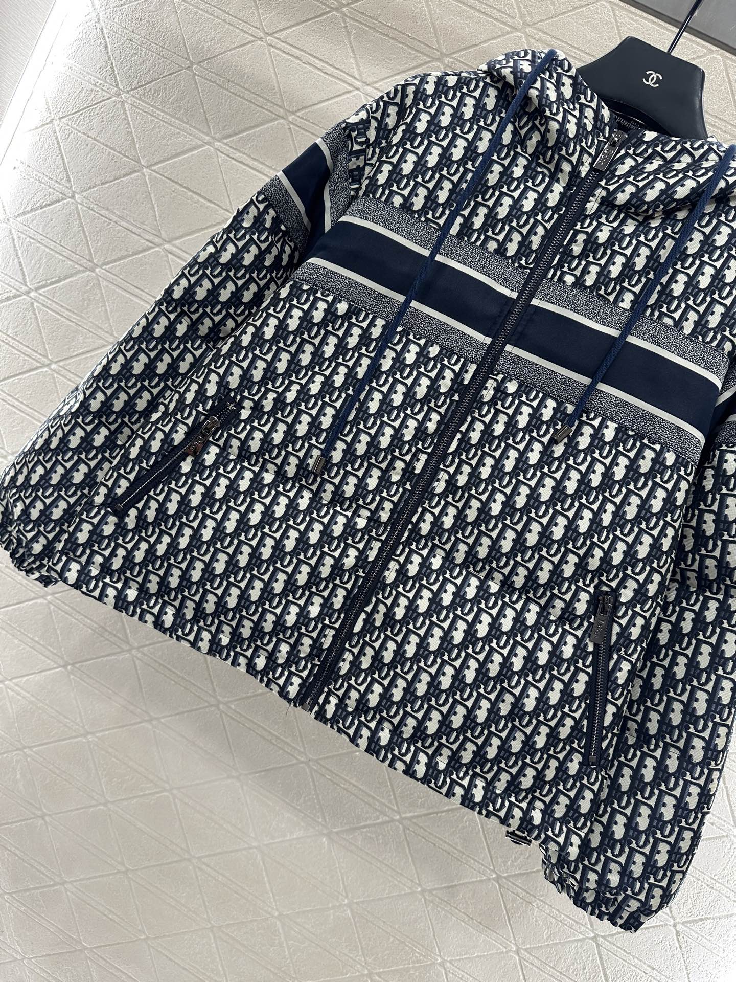 ♥Dio*♥2025新品上架 连帽提花羽绒外套定制YB进口提花材质，羽绒填充内里，整件轻盈保暖，连帽抽绳