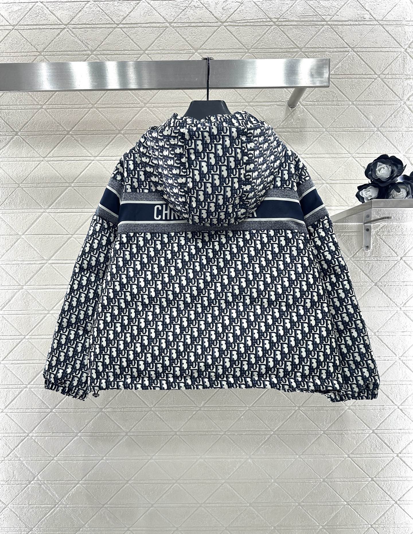 ♥Dio*♥2025新品上架 连帽提花羽绒外套定制YB进口提花材质，羽绒填充内里，整件轻盈保暖，连帽抽绳