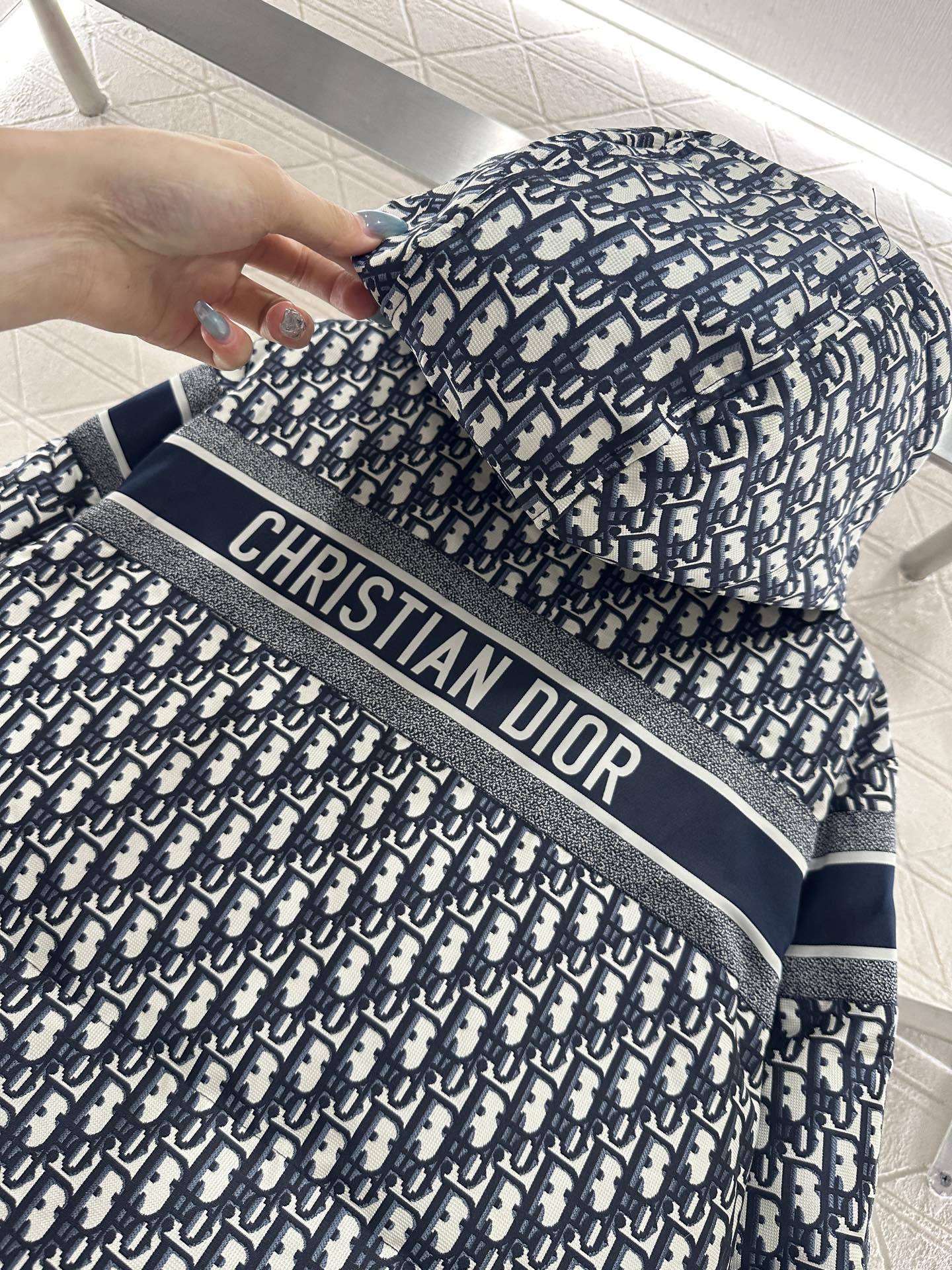 ♥Dio*♥2025新品上架 连帽提花羽绒外套定制YB进口提花材质，羽绒填充内里，整件轻盈保暖，连帽抽绳