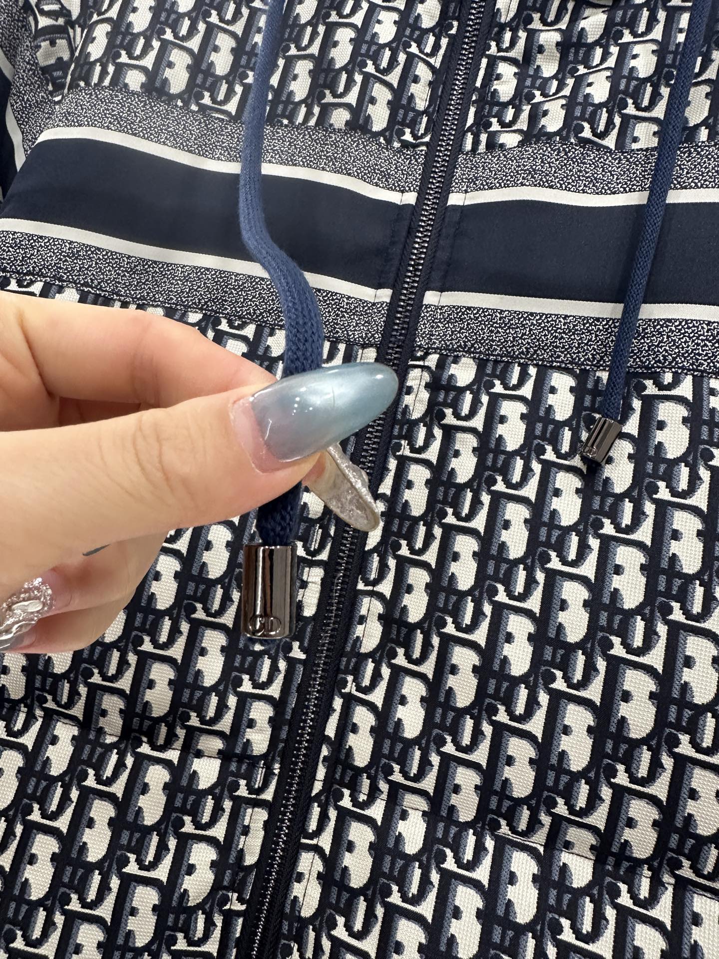 ♥Dio*♥2025新品上架 连帽提花羽绒外套定制YB进口提花材质，羽绒填充内里，整件轻盈保暖，连帽抽绳