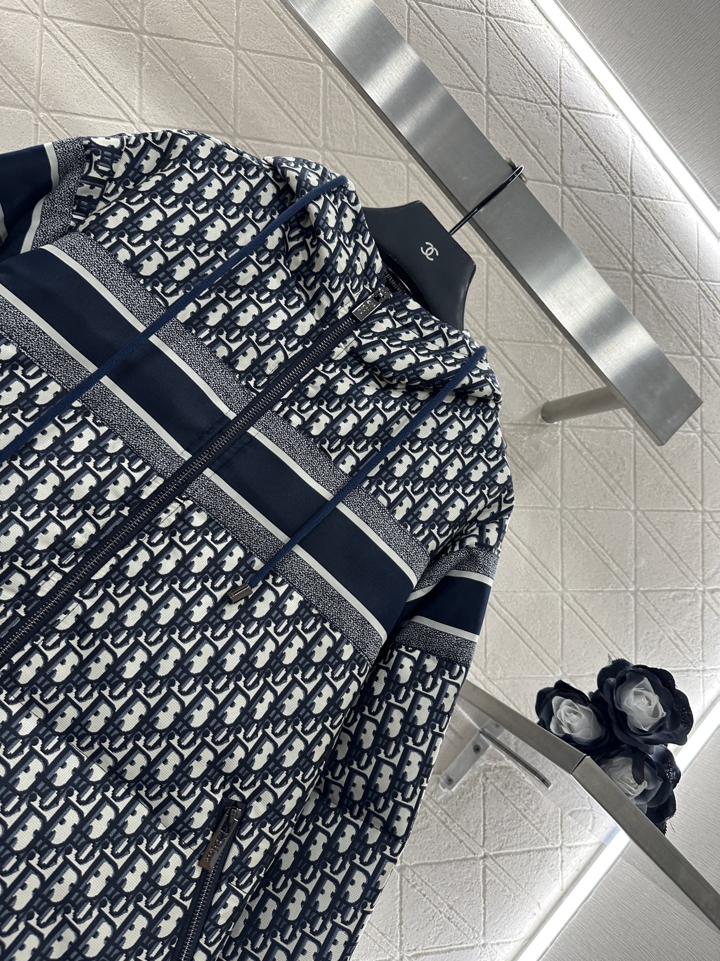 ♥Dio*♥2025新品上架 连帽提花羽绒外套定制YB进口提花材质，羽绒填充内里，整件轻盈保暖，连帽抽绳