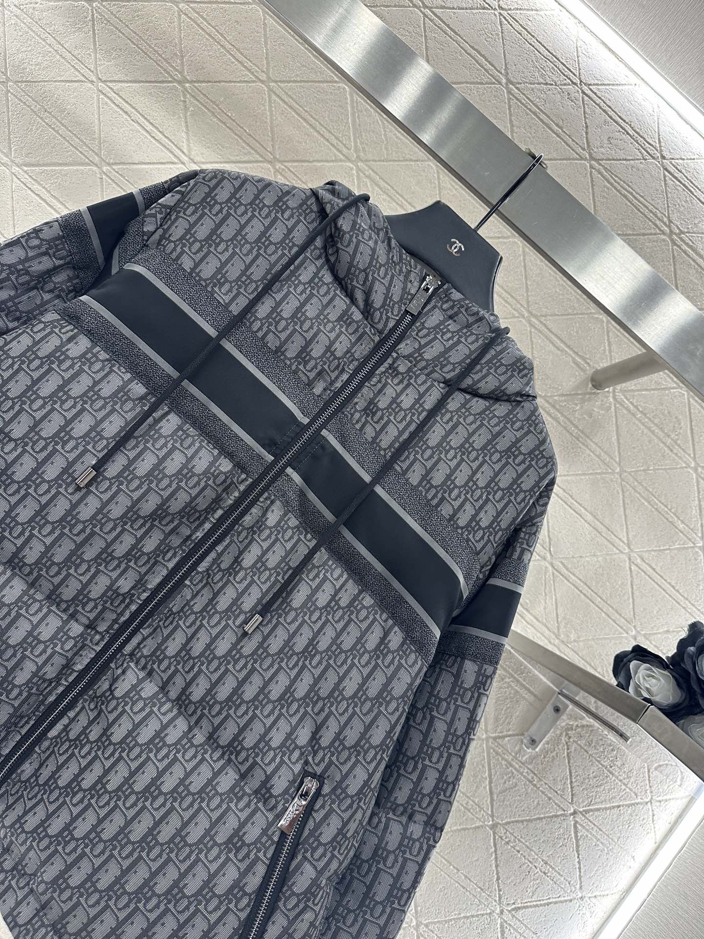 ♥Dio*♥2025新品上架 连帽提花羽绒外套定制YB进口提花材质，羽绒填充内里，整件轻盈保暖，连帽抽绳