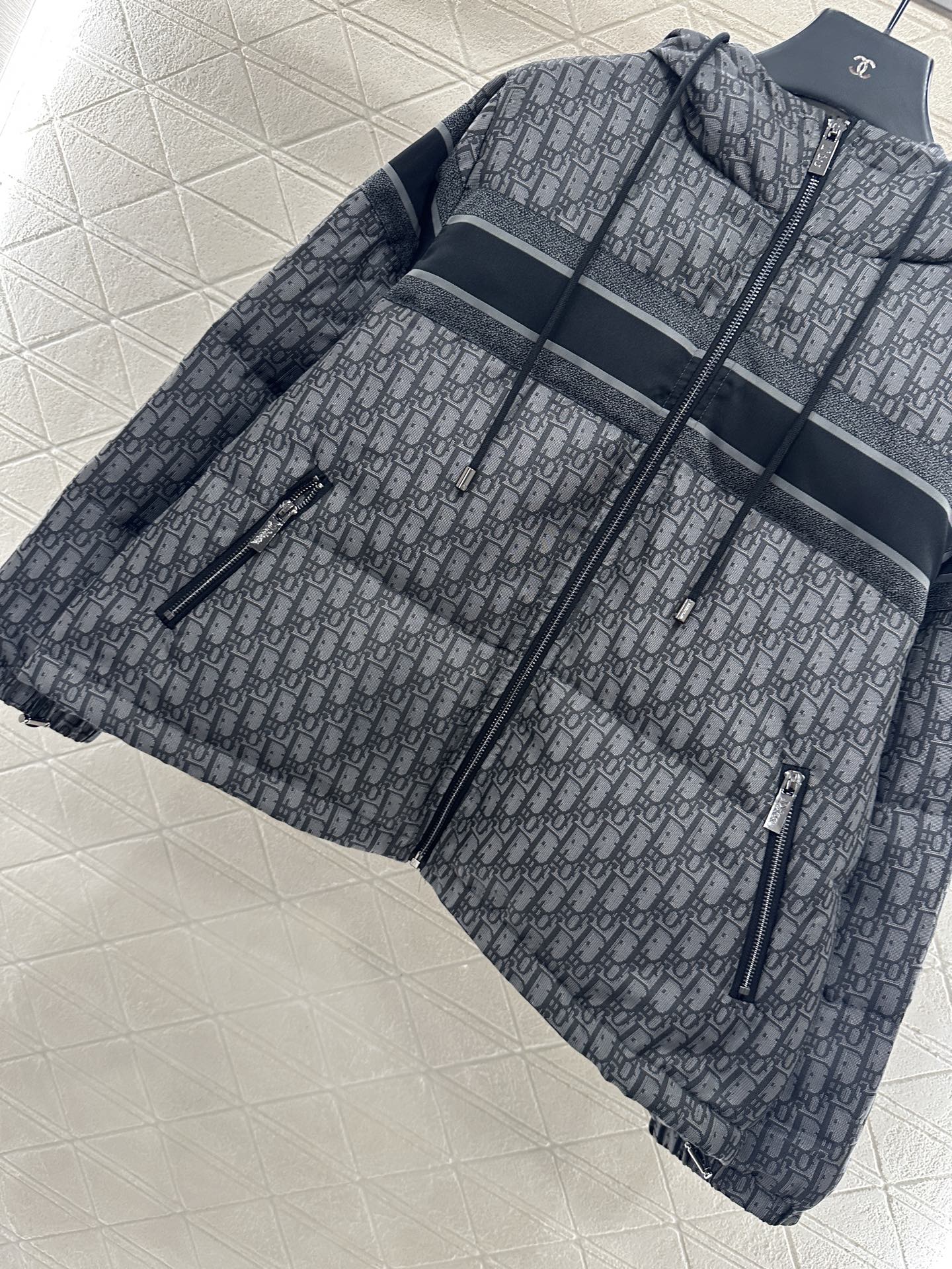 ♥Dio*♥2025新品上架 连帽提花羽绒外套定制YB进口提花材质，羽绒填充内里，整件轻盈保暖，连帽抽绳