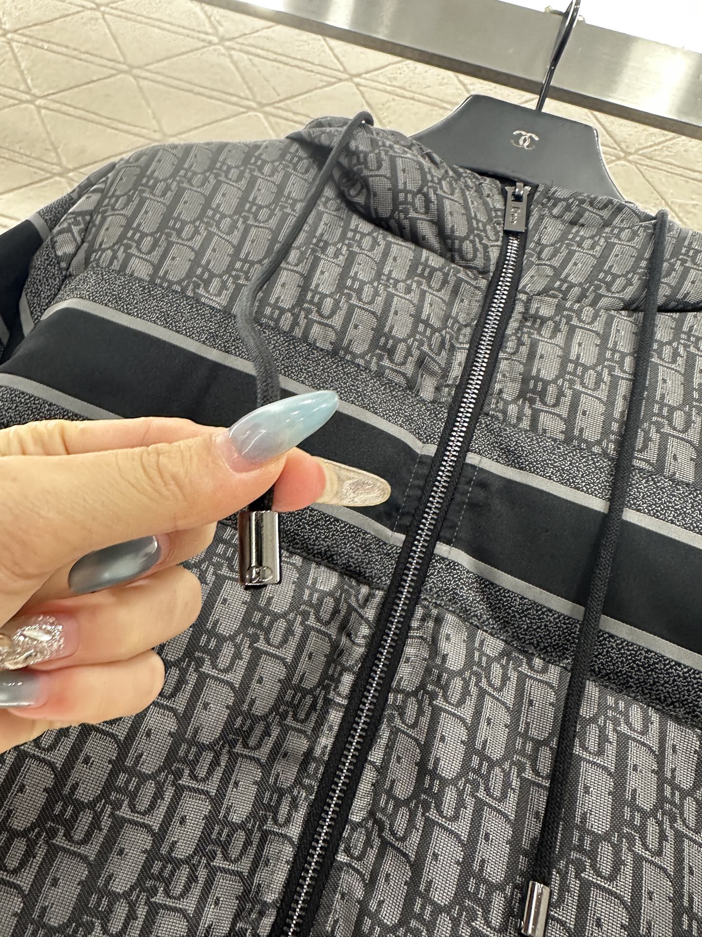 ♥Dio*♥2025新品上架 连帽提花羽绒外套定制YB进口提花材质，羽绒填充内里，整件轻盈保暖，连帽抽绳