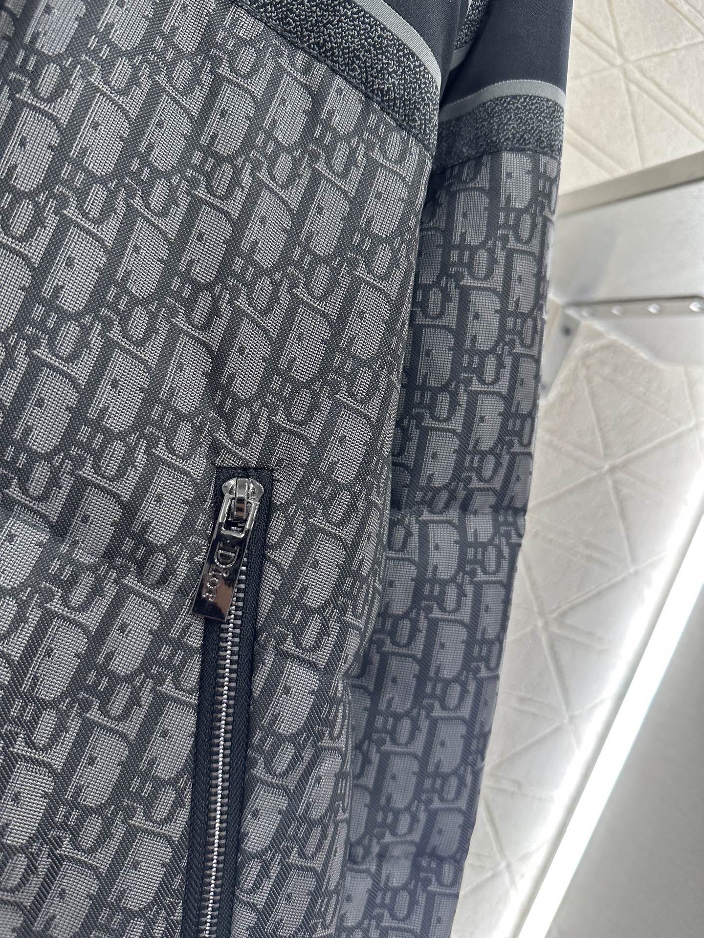 ♥Dio*♥2025新品上架 连帽提花羽绒外套定制YB进口提花材质，羽绒填充内里，整件轻盈保暖，连帽抽绳