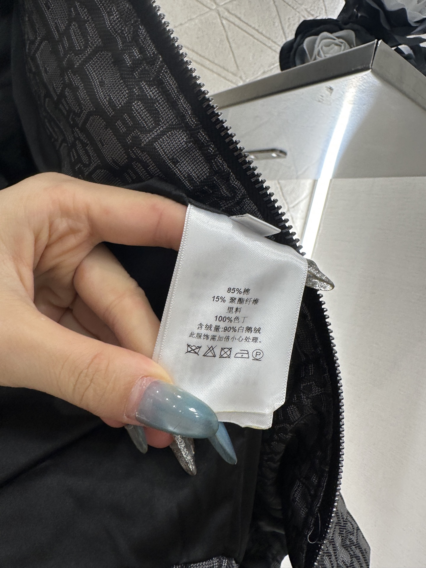 ♥Dio*♥2025新品上架 连帽提花羽绒外套定制YB进口提花材质，羽绒填充内里，整件轻盈保暖，连帽抽绳