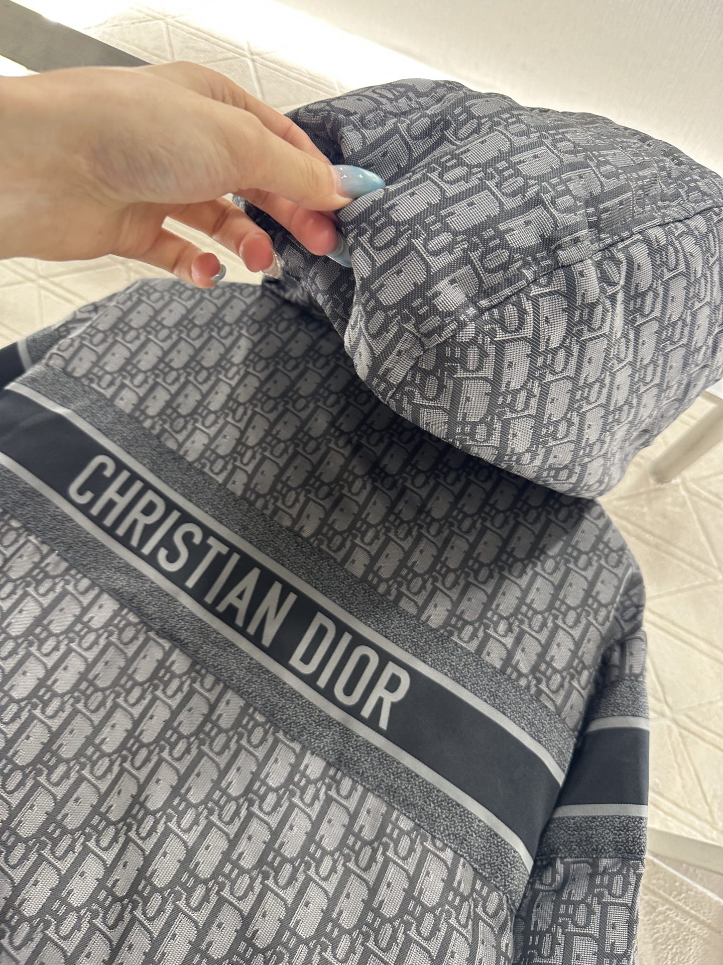 ♥Dio*♥2025新品上架 连帽提花羽绒外套定制YB进口提花材质，羽绒填充内里，整件轻盈保暖，连帽抽绳