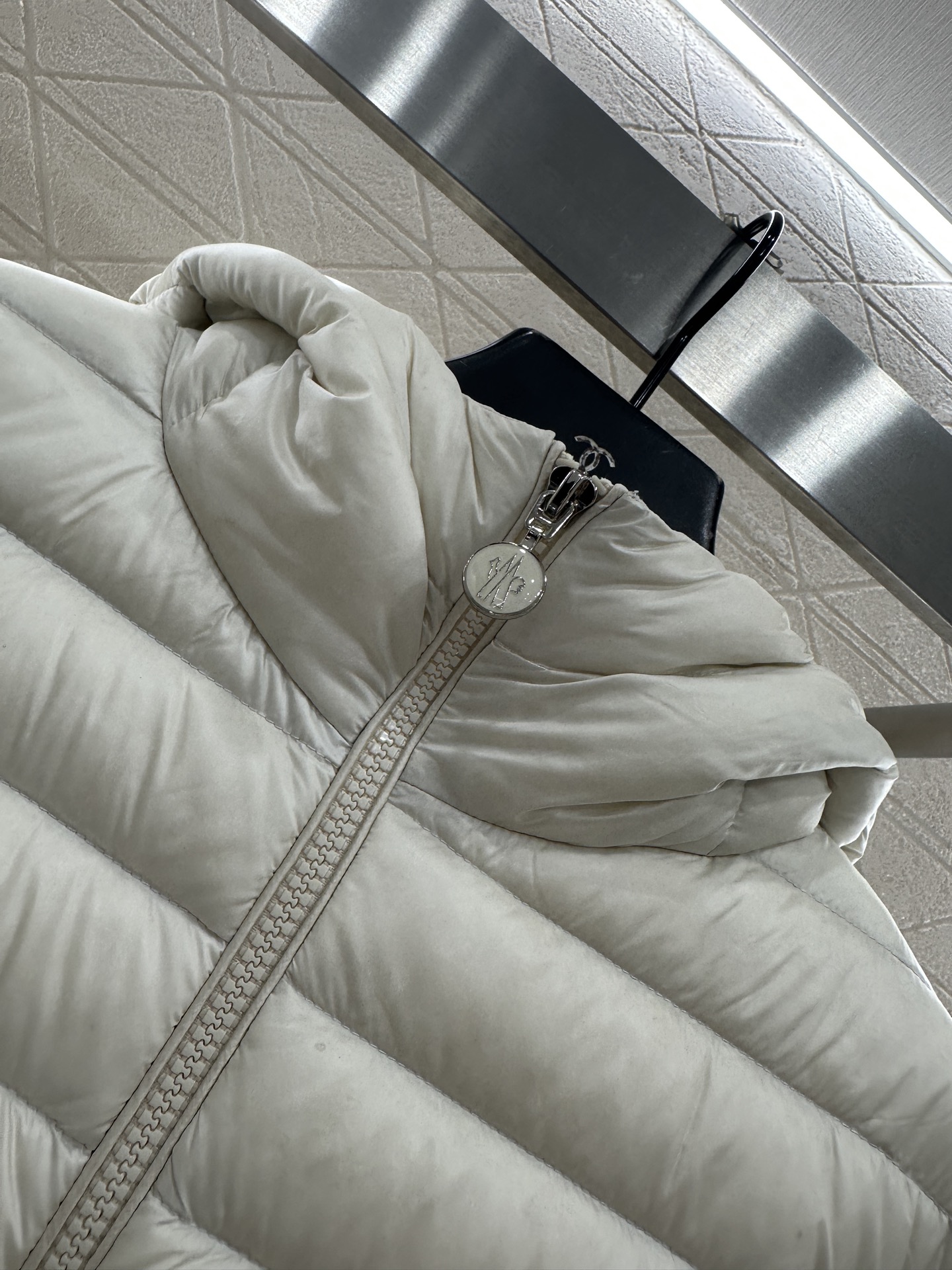 ♥Moncle*♥2025新品上架 连帽细长条羽绒服定制YB防风防水尼龙材质，白鹅绒填充内里，整件轻盈保