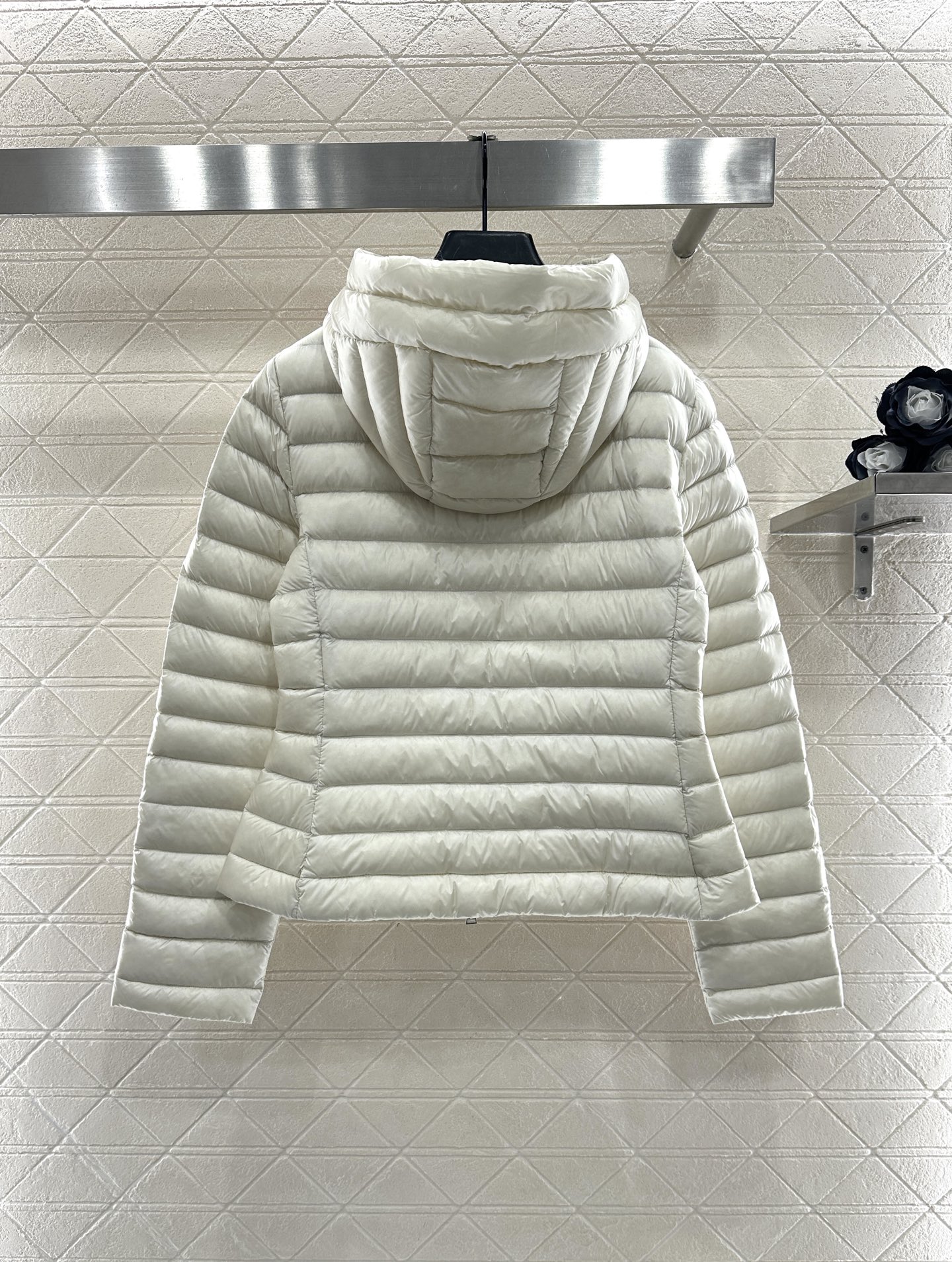 ♥Moncle*♥2025新品上架 连帽细长条羽绒服定制YB防风防水尼龙材质，白鹅绒填充内里，整件轻盈保