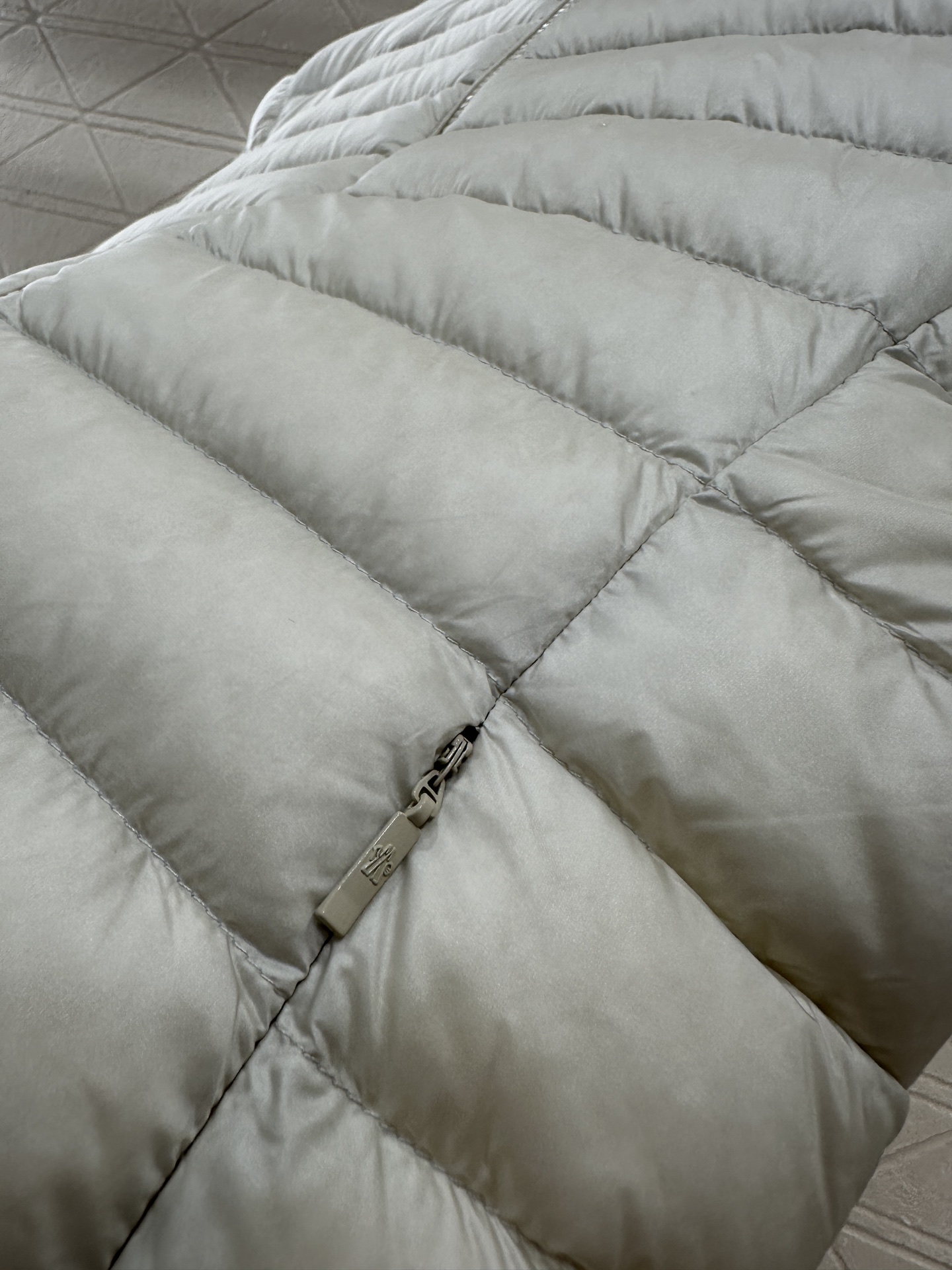 ♥Moncle*♥2025新品上架 连帽细长条羽绒服定制YB防风防水尼龙材质，白鹅绒填充内里，整件轻盈保