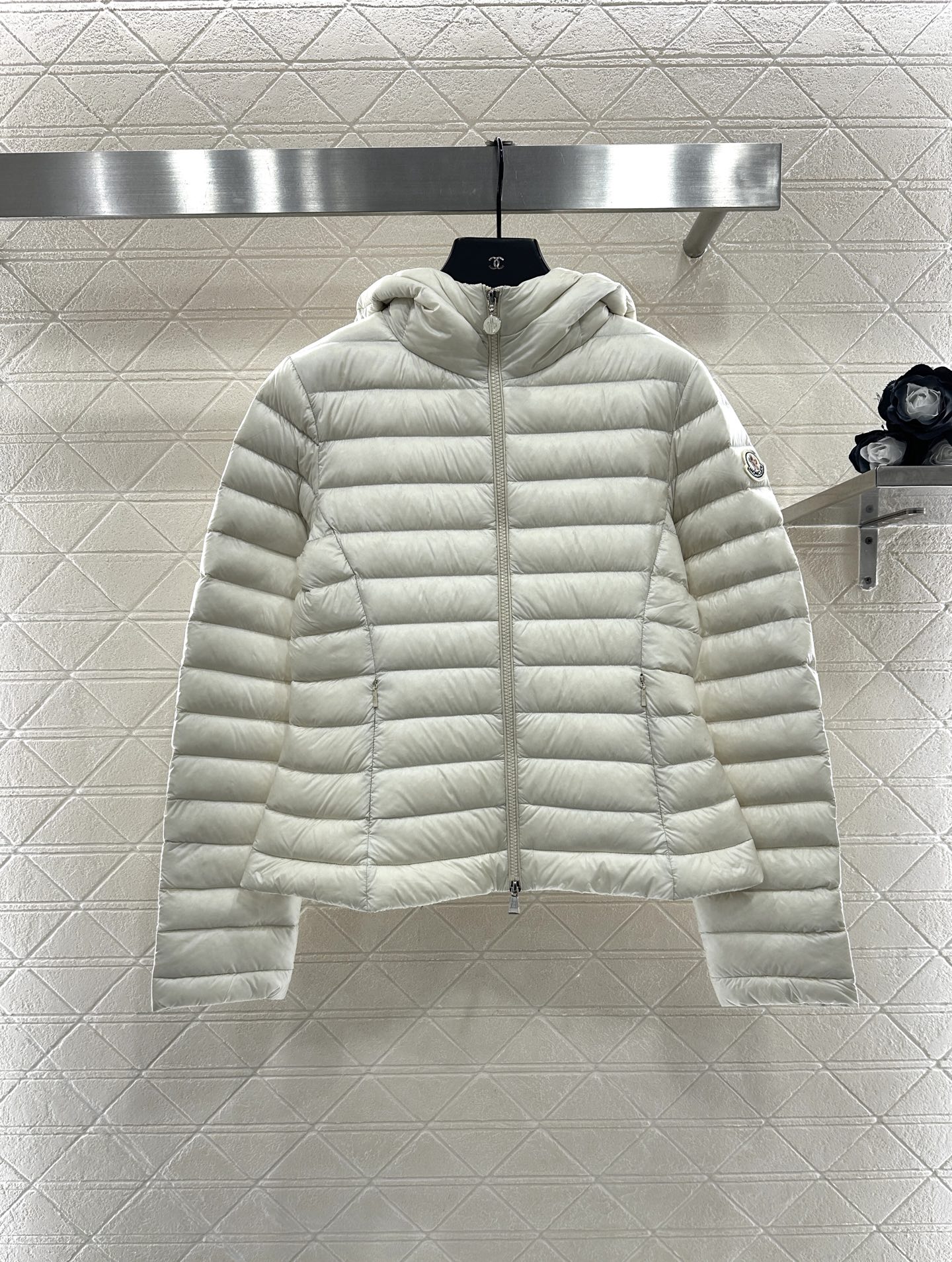 ♥Moncle*♥2025新品上架 连帽细长条羽绒服定制YB防风防水尼龙材质，白鹅绒填充内里，整件轻盈保