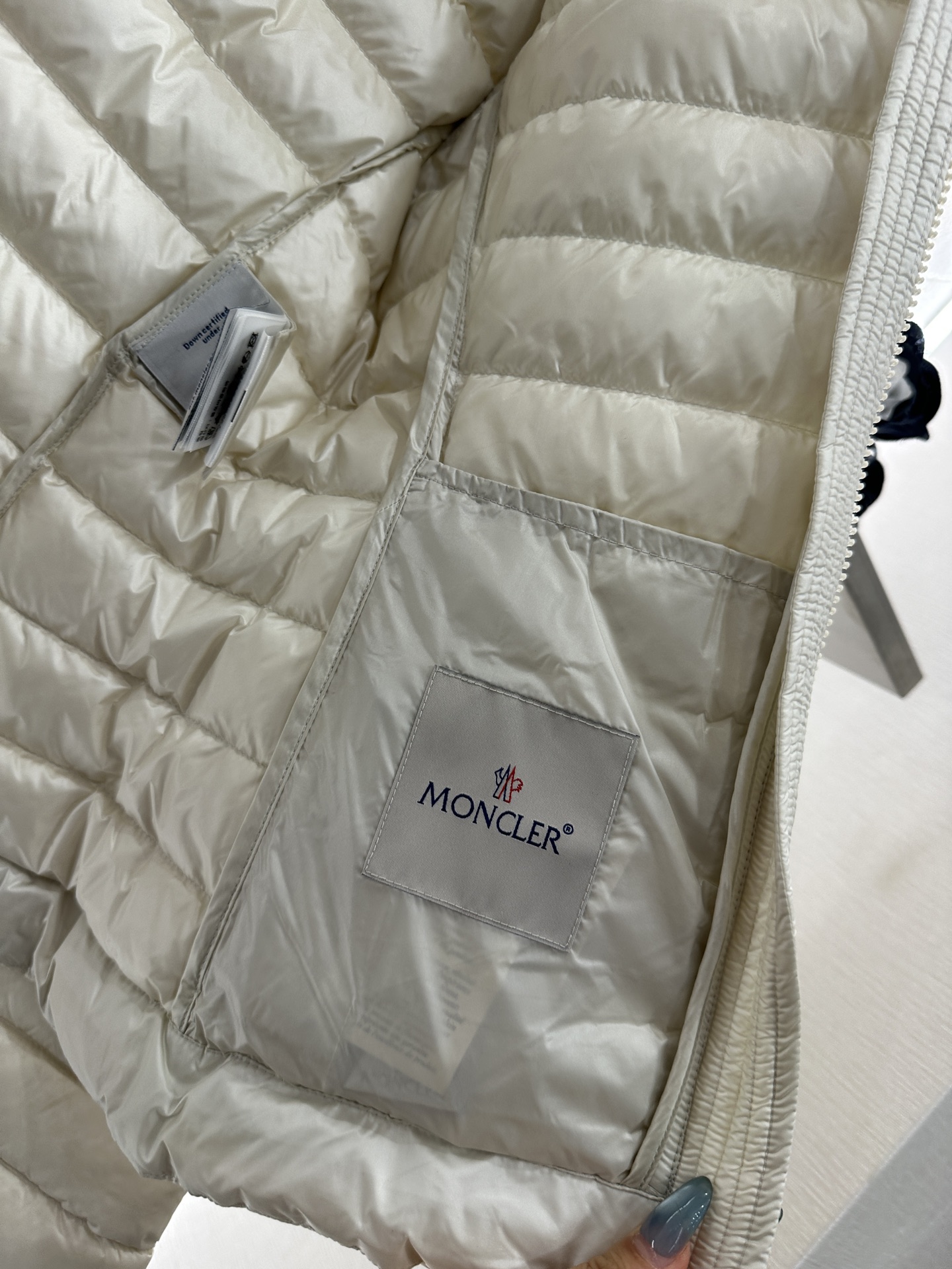 ♥Moncle*♥2025新品上架 连帽细长条羽绒服定制YB防风防水尼龙材质，白鹅绒填充内里，整件轻盈保
