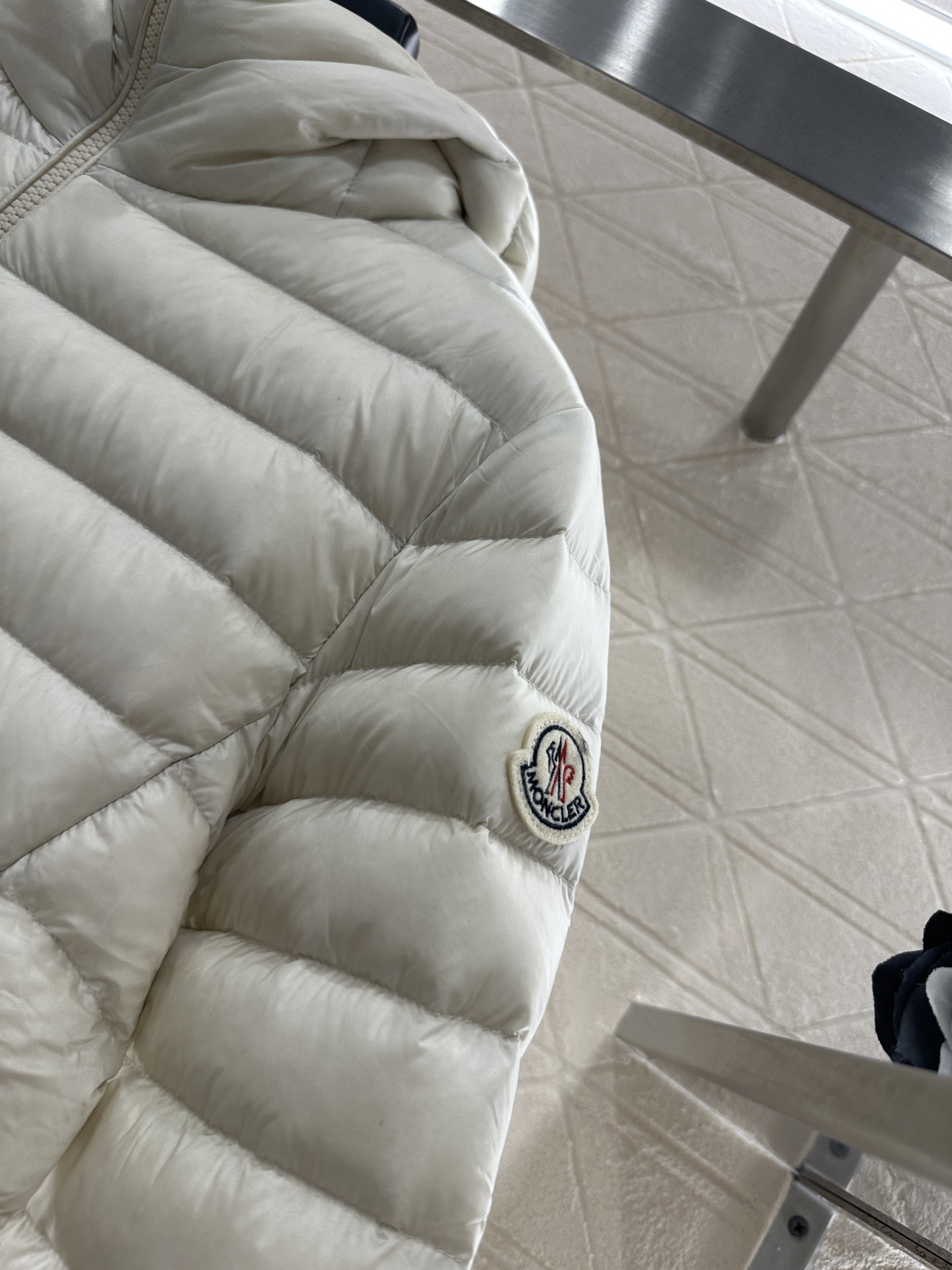♥Moncle*♥2025新品上架 连帽细长条羽绒服定制YB防风防水尼龙材质，白鹅绒填充内里，整件轻盈保