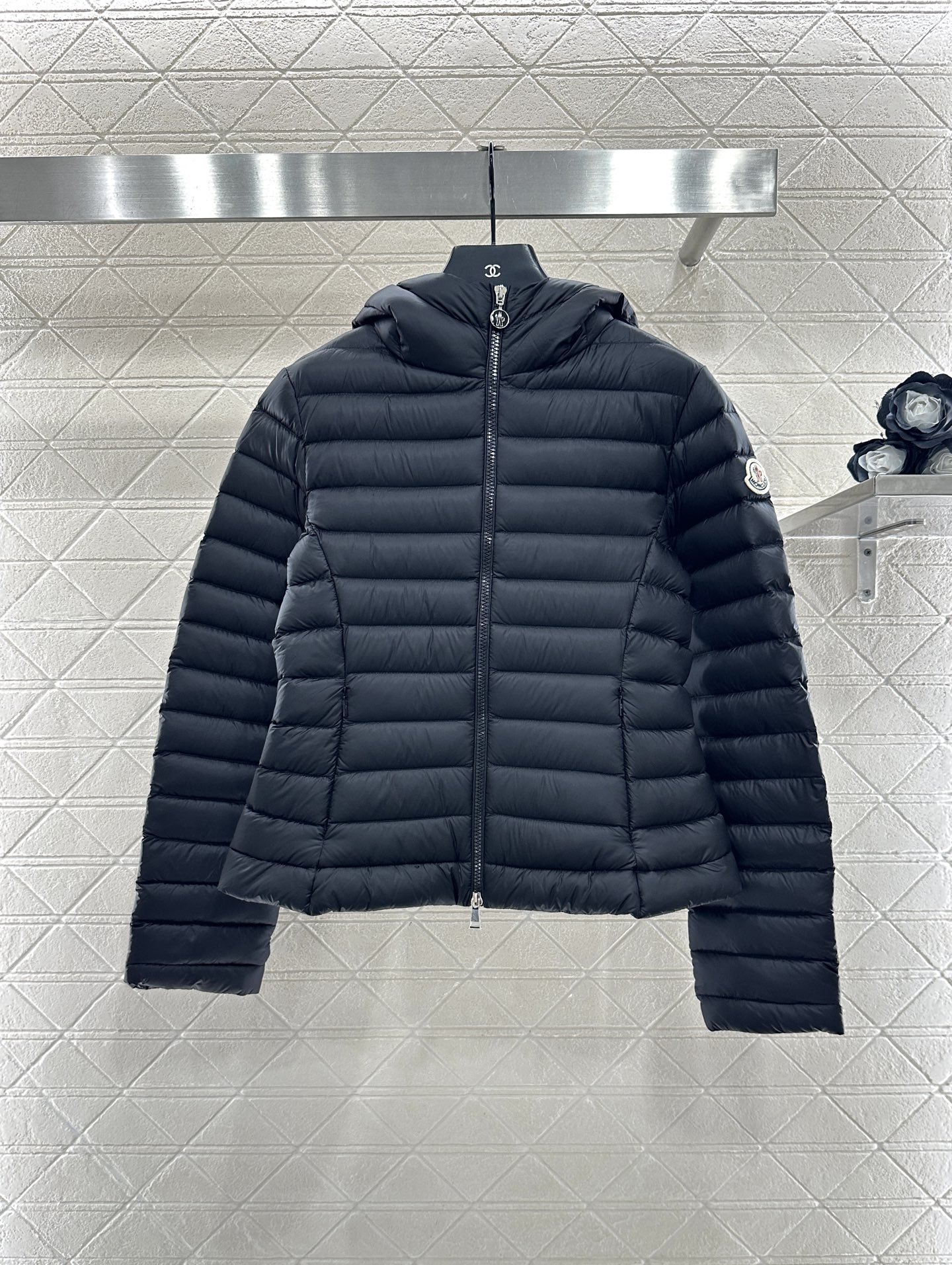 ♥Moncle*♥2025新品上架 连帽细长条羽绒服定制YB防风防水尼龙材质，白鹅绒填充内里，整件轻盈保