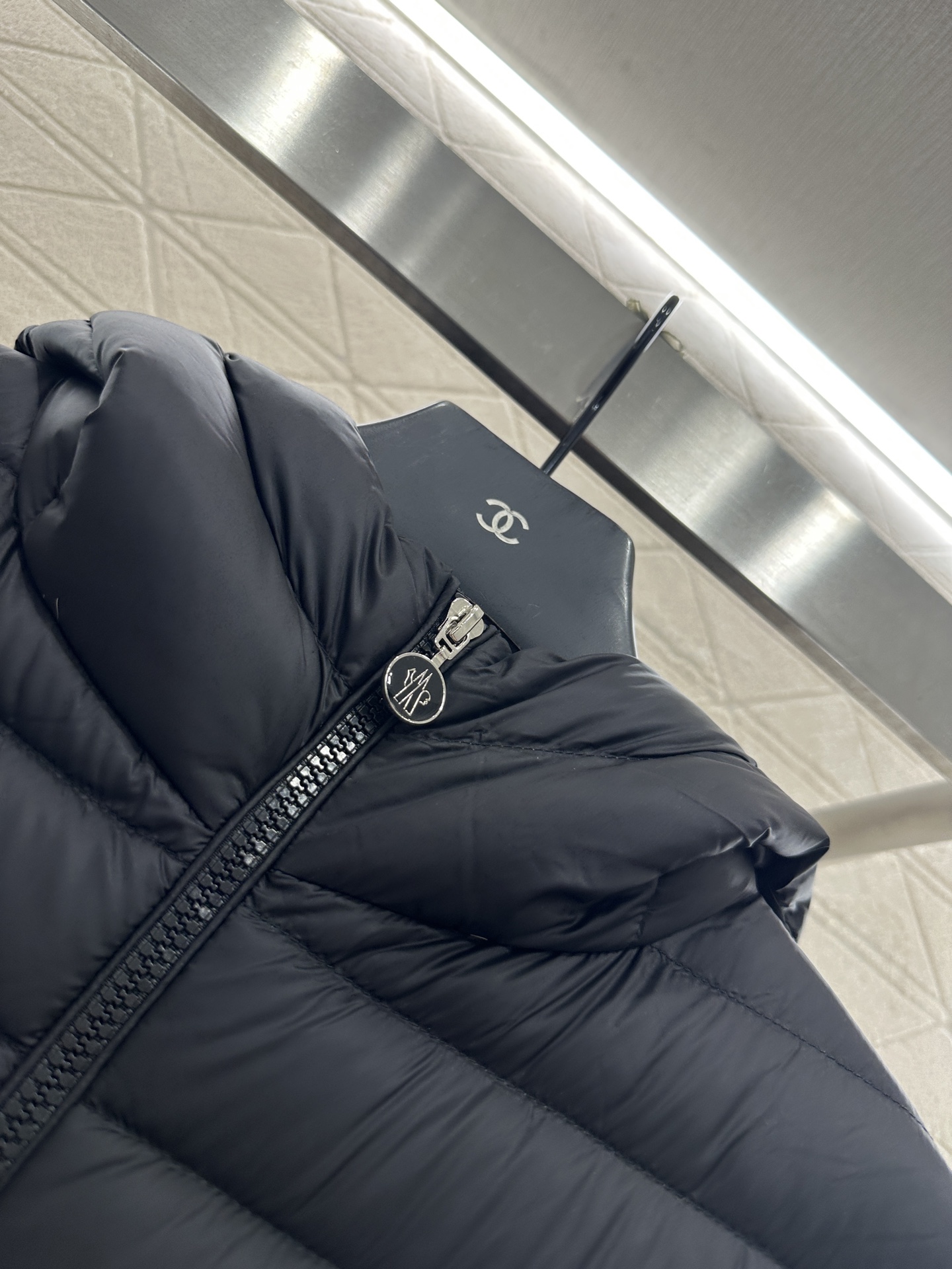 ♥Moncle*♥2025新品上架 连帽细长条羽绒服定制YB防风防水尼龙材质，白鹅绒填充内里，整件轻盈保