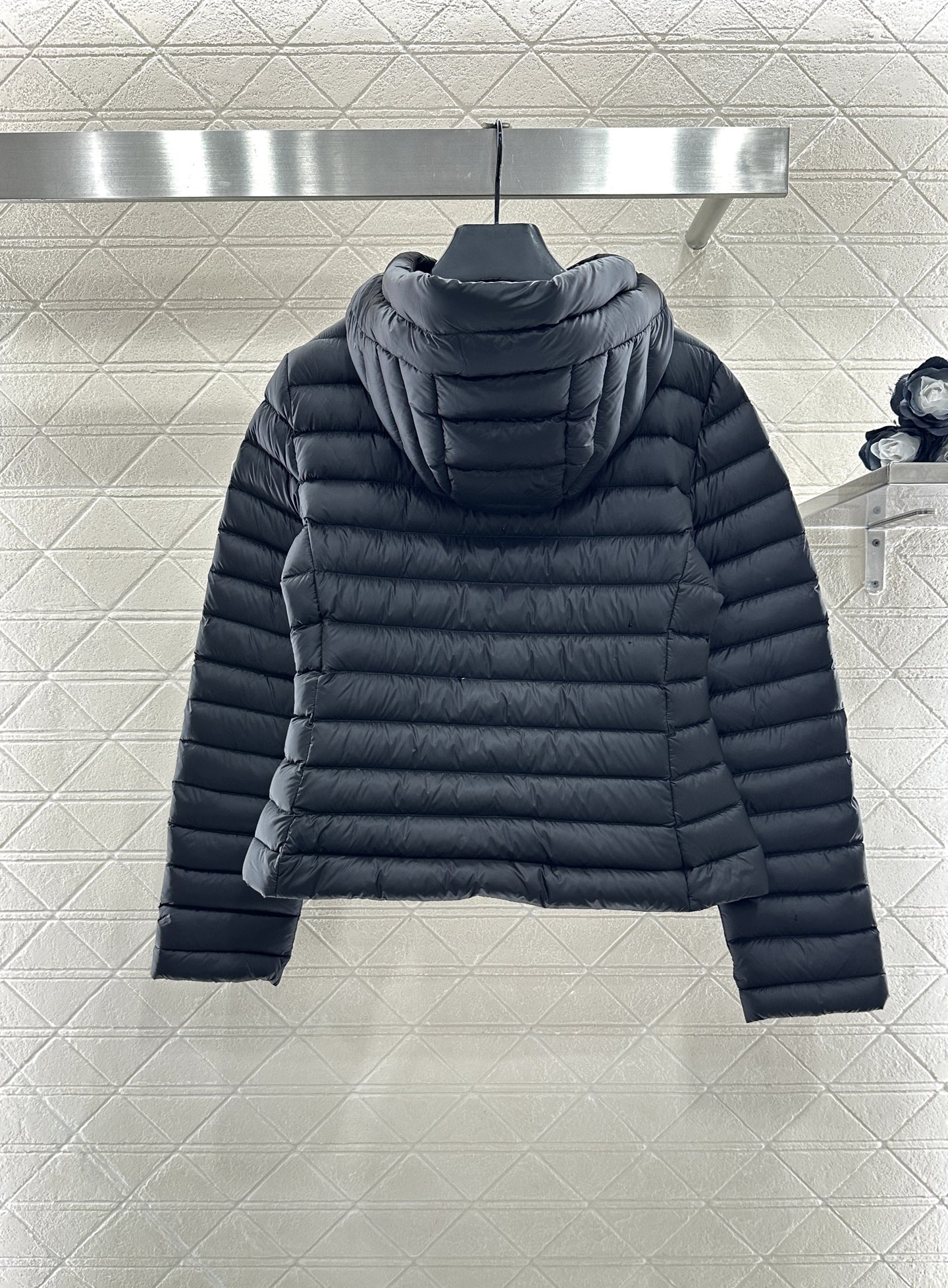 ♥Moncle*♥2025新品上架 连帽细长条羽绒服定制YB防风防水尼龙材质，白鹅绒填充内里，整件轻盈保