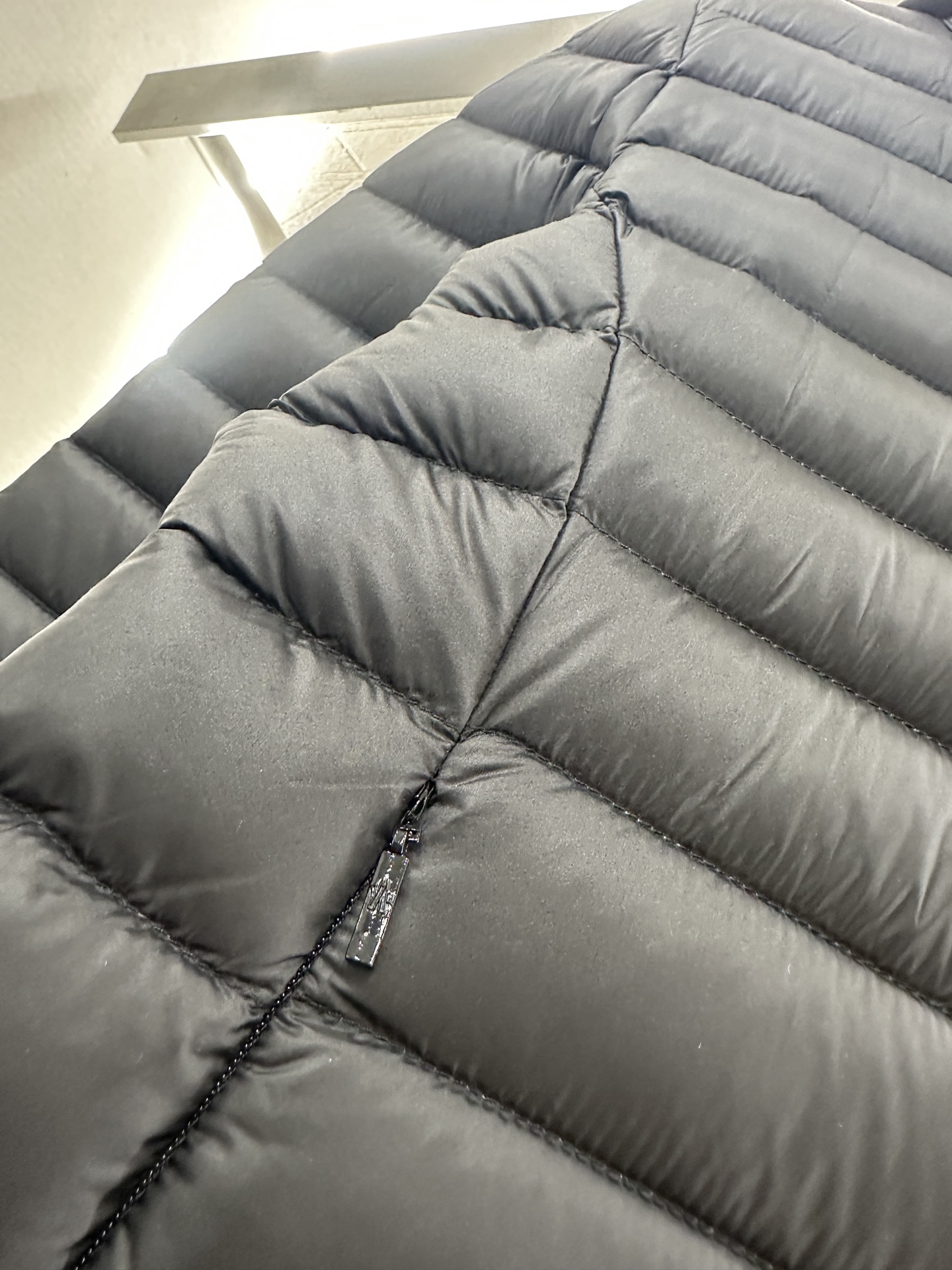 ♥Moncle*♥2025新品上架 连帽细长条羽绒服定制YB防风防水尼龙材质，白鹅绒填充内里，整件轻盈保