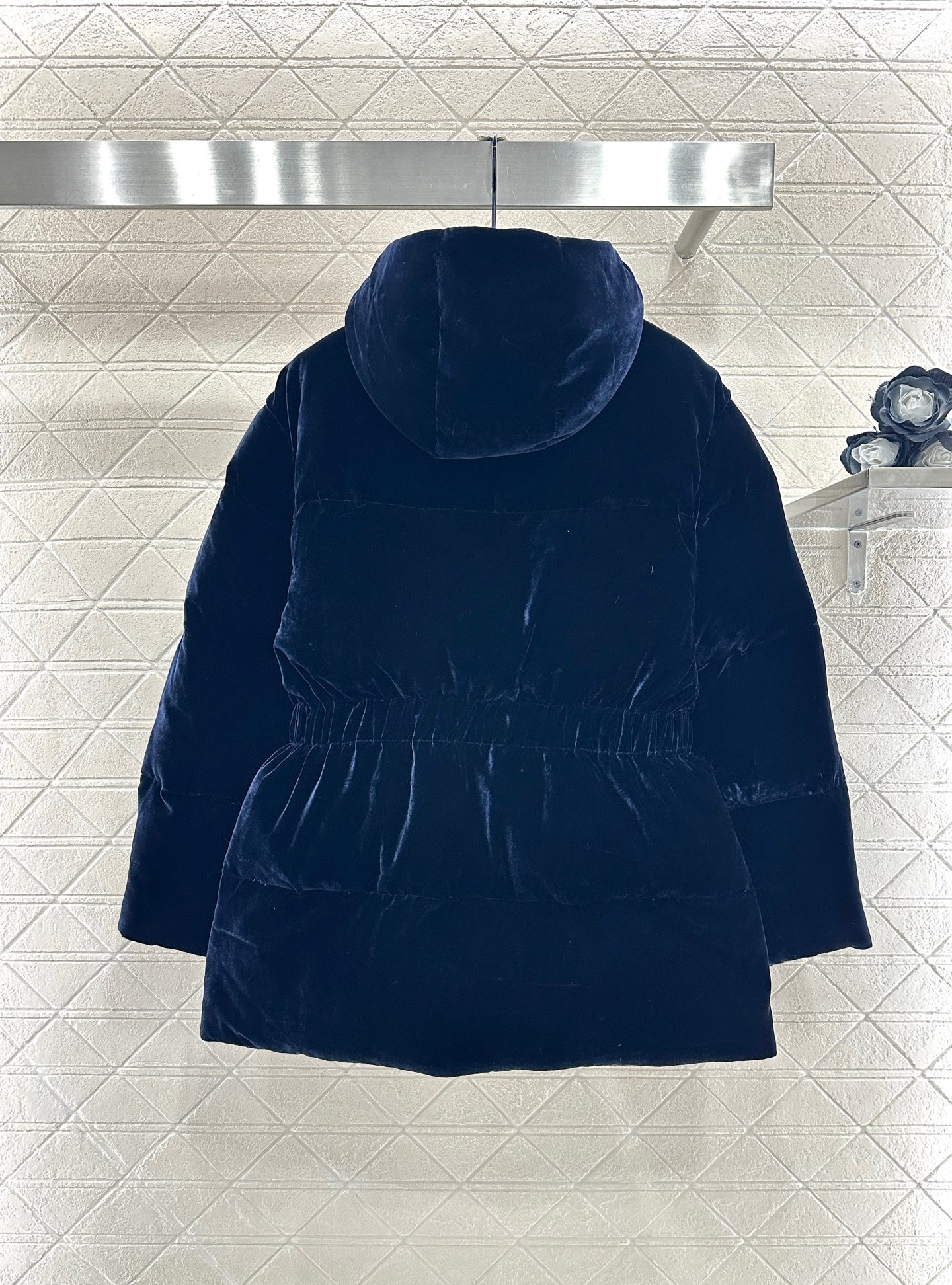 ♥Prad*♥2025新品上架 连帽收腰羽绒服定制YB进口丝绒材质，白鹅绒填充内里，整件轻盈保暖，长方形