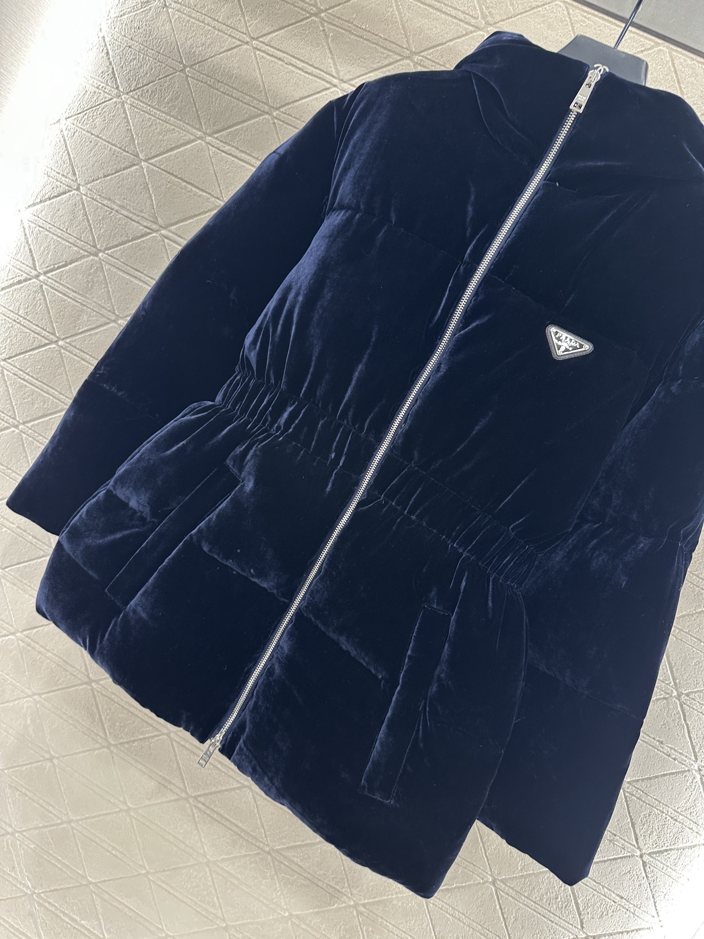 ♥Prad*♥2025新品上架 连帽收腰羽绒服定制YB进口丝绒材质，白鹅绒填充内里，整件轻盈保暖，长方形