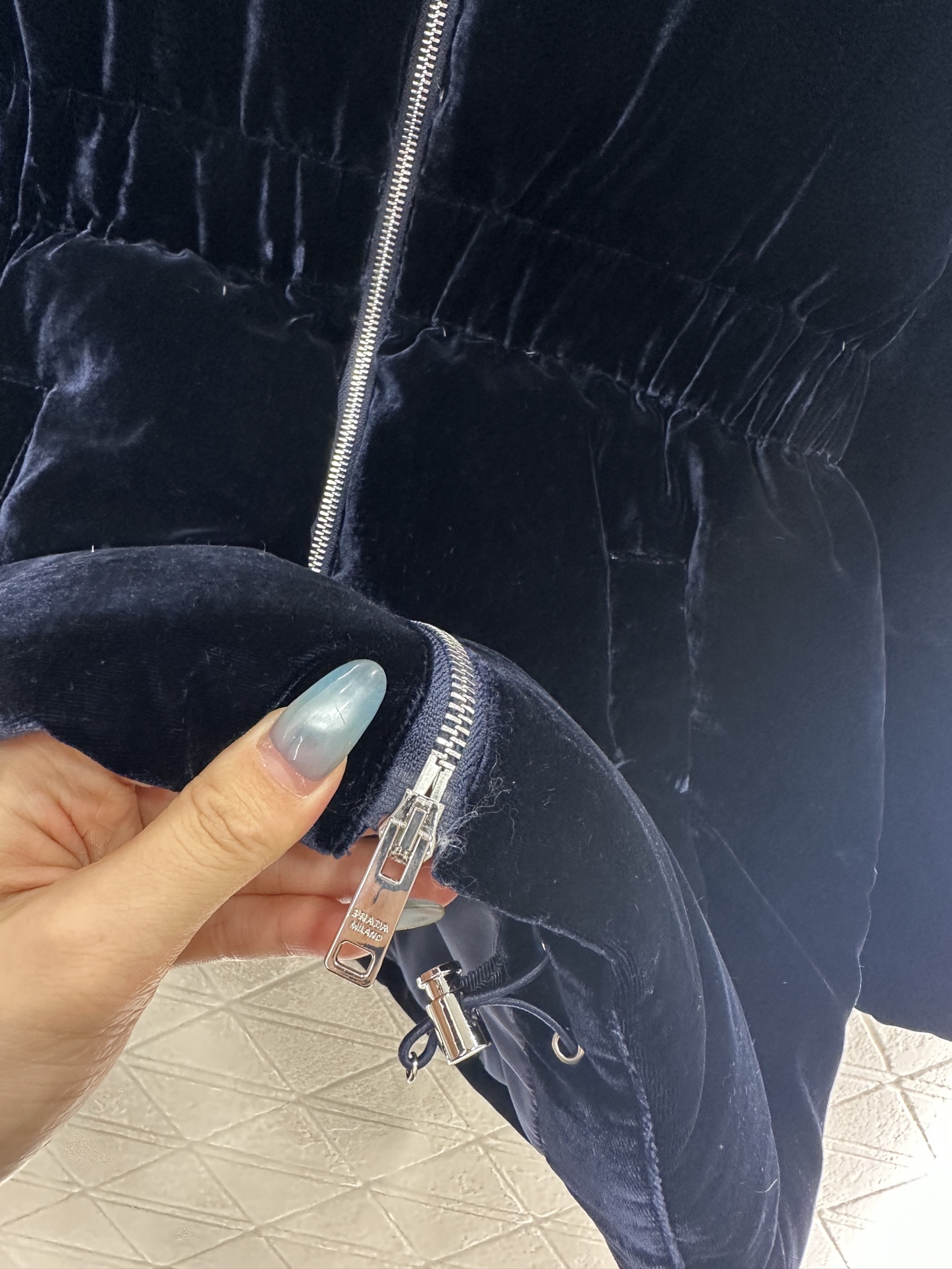 ♥Prad*♥2025新品上架 连帽收腰羽绒服定制YB进口丝绒材质，白鹅绒填充内里，整件轻盈保暖，长方形