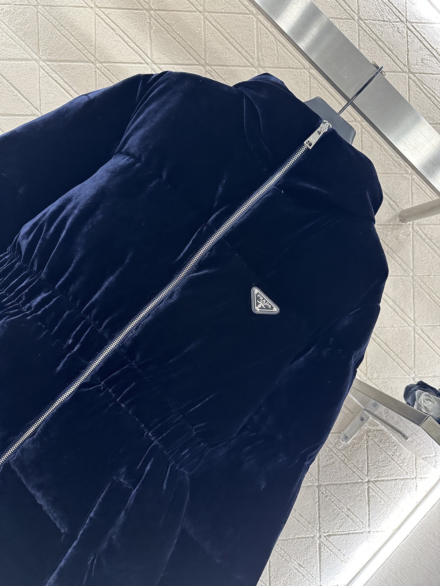 ♥Prad*♥2025新品上架 连帽收腰羽绒服定制YB进口丝绒材质，白鹅绒填充内里，整件轻盈保暖，长方形