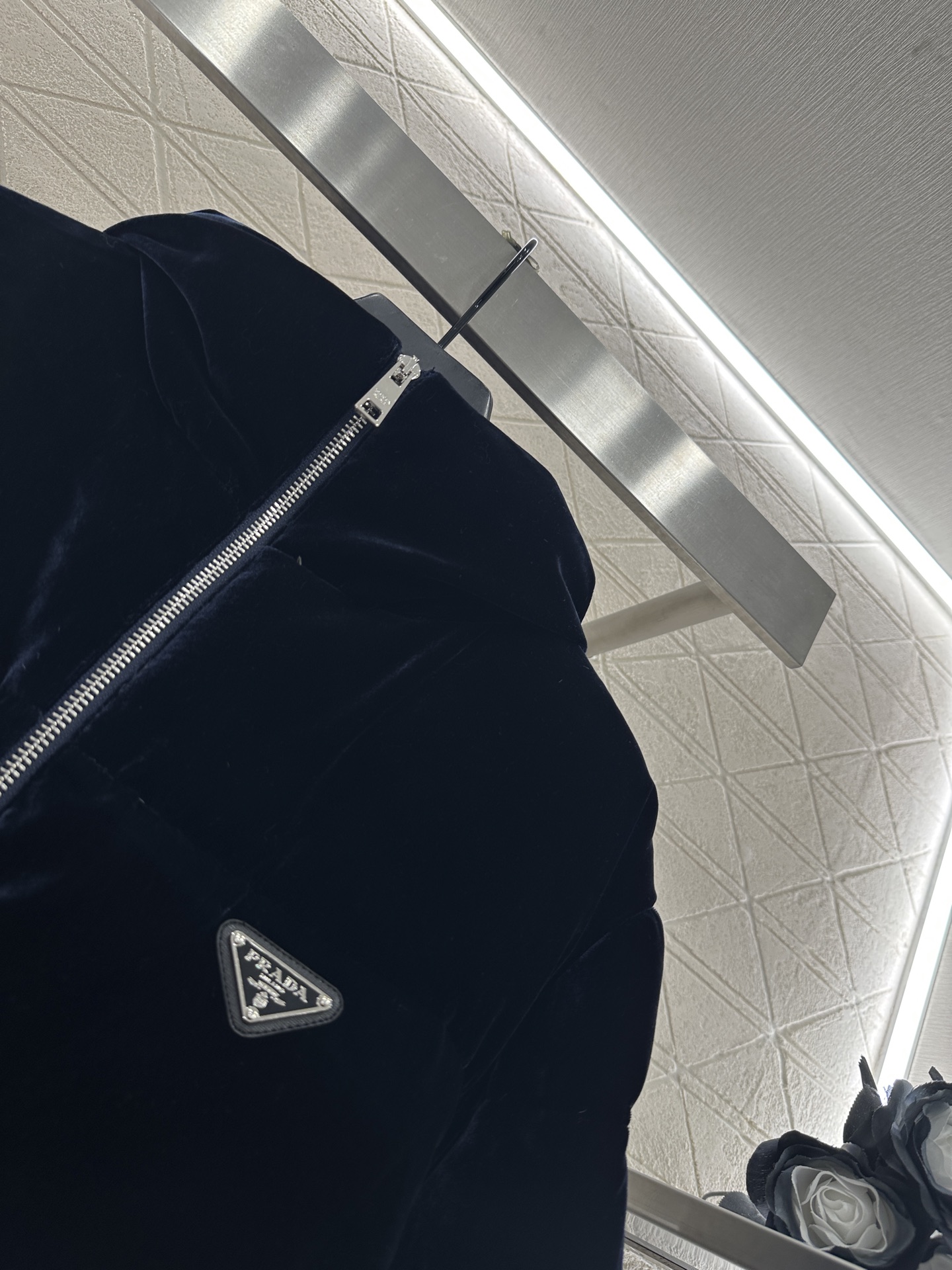 ♥Prad*♥2025新品上架 连帽收腰羽绒服定制YB进口丝绒材质，白鹅绒填充内里，整件轻盈保暖，长方形