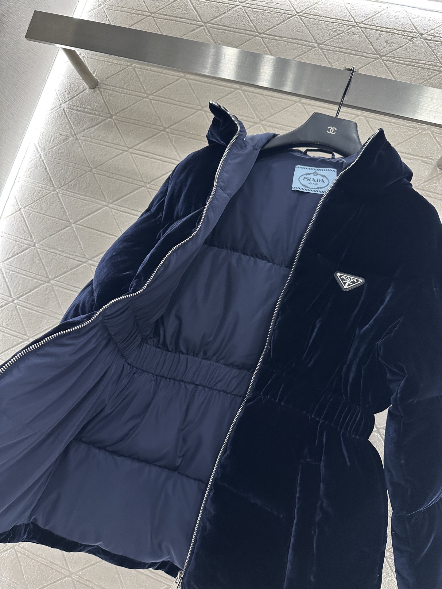 ♥Prad*♥2025新品上架 连帽收腰羽绒服定制YB进口丝绒材质，白鹅绒填充内里，整件轻盈保暖，长方形