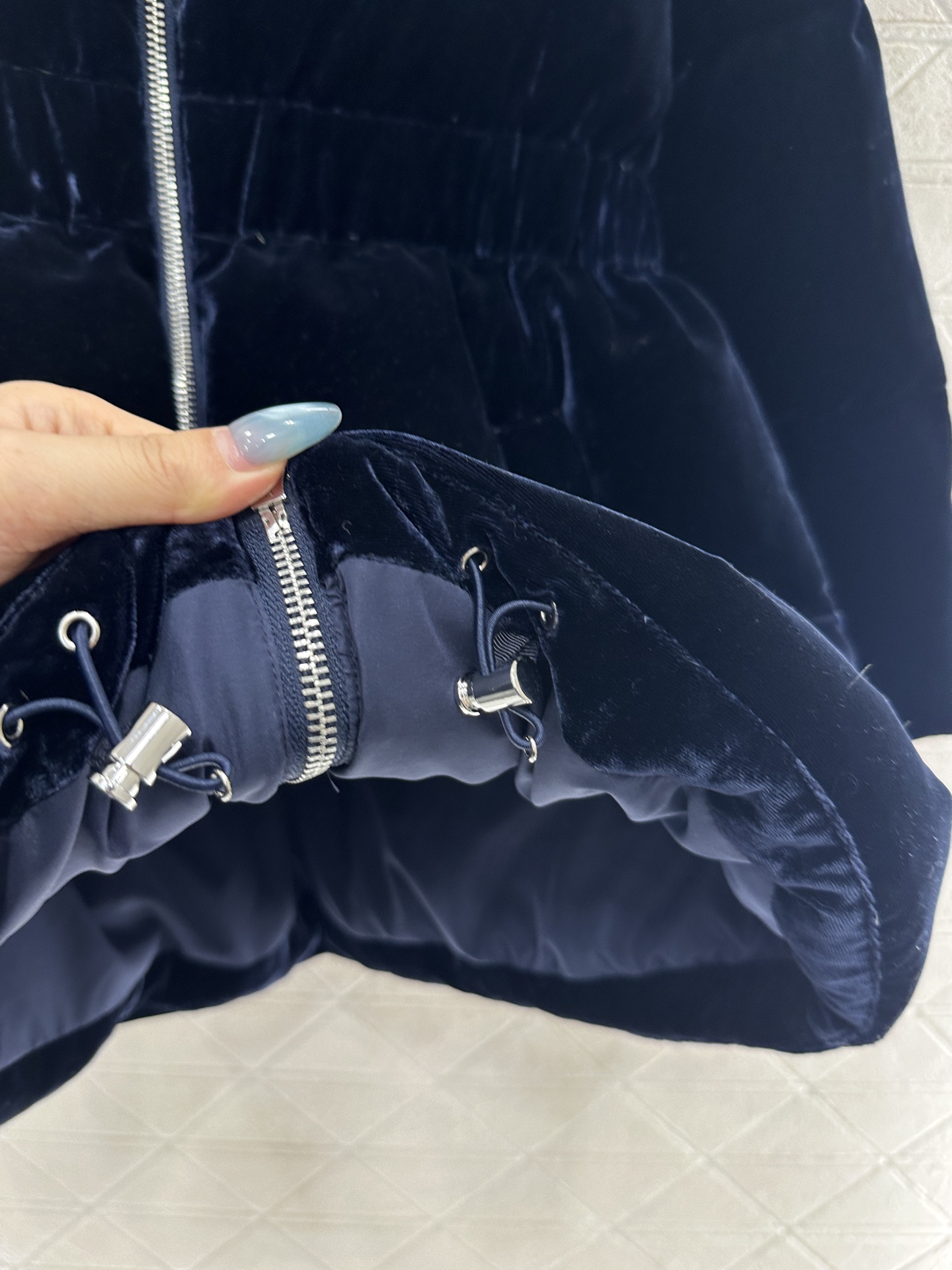 ♥Prad*♥2025新品上架 连帽收腰羽绒服定制YB进口丝绒材质，白鹅绒填充内里，整件轻盈保暖，长方形