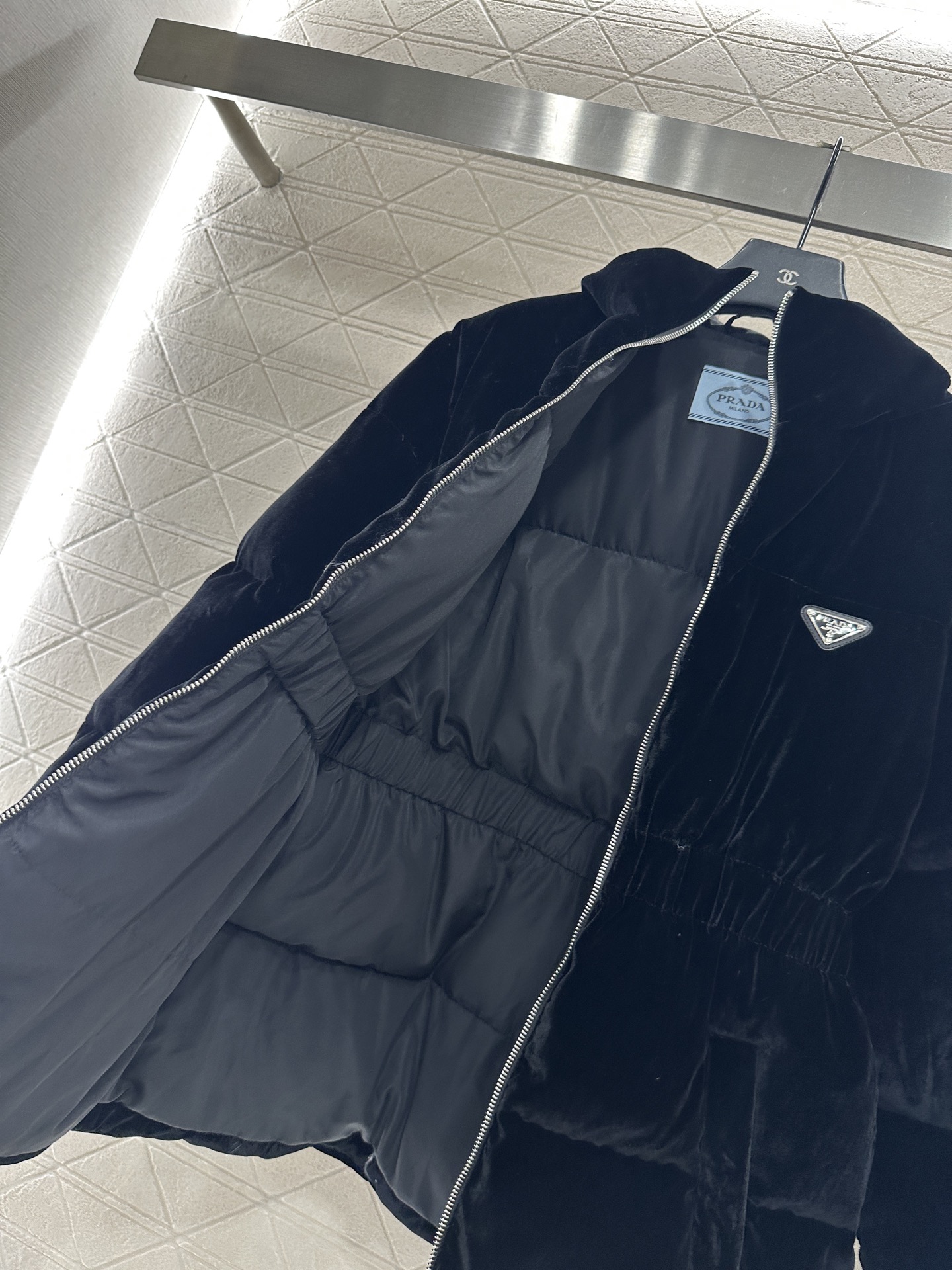 ♥Prad*♥2025新品上架 连帽收腰羽绒服定制YB进口丝绒材质，白鹅绒填充内里，整件轻盈保暖，长方形