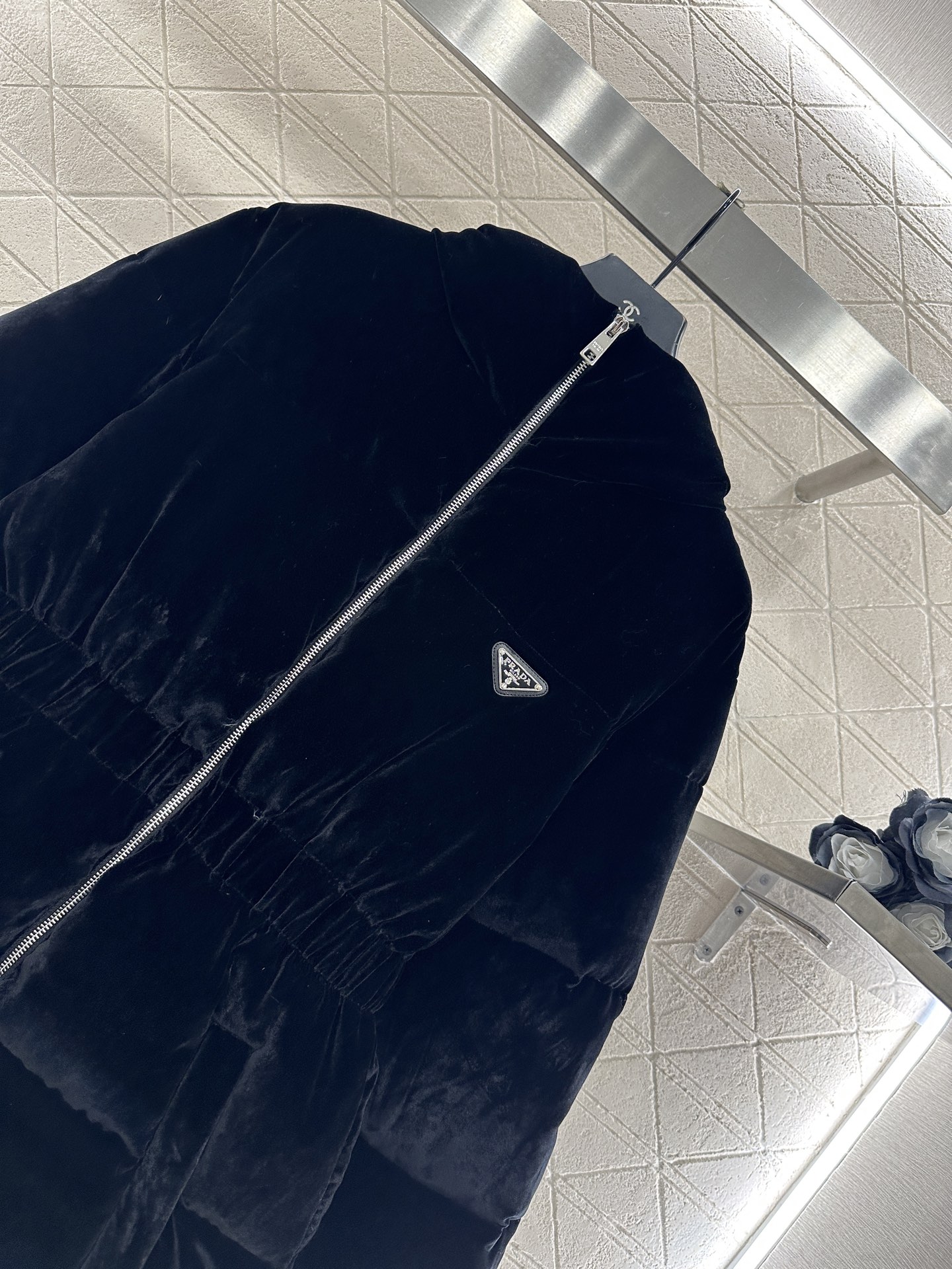 ♥Prad*♥2025新品上架 连帽收腰羽绒服定制YB进口丝绒材质，白鹅绒填充内里，整件轻盈保暖，长方形