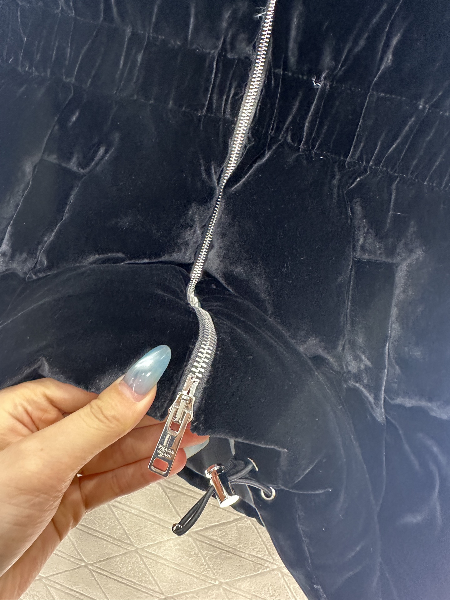 ♥Prad*♥2025新品上架 连帽收腰羽绒服定制YB进口丝绒材质，白鹅绒填充内里，整件轻盈保暖，长方形