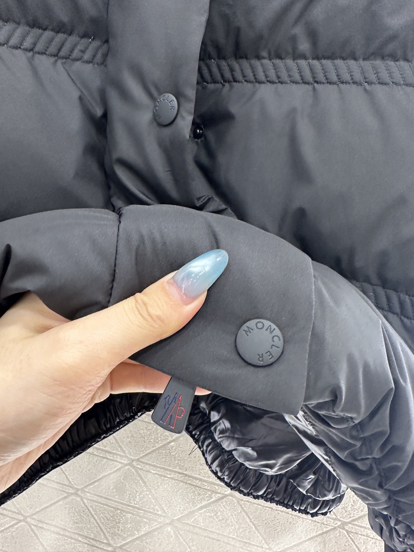 ♥Moncle*♥2025新品上架 连帽羽绒服外套定制YB进口防风防水尼龙材质，其工艺还原，升级材质，提