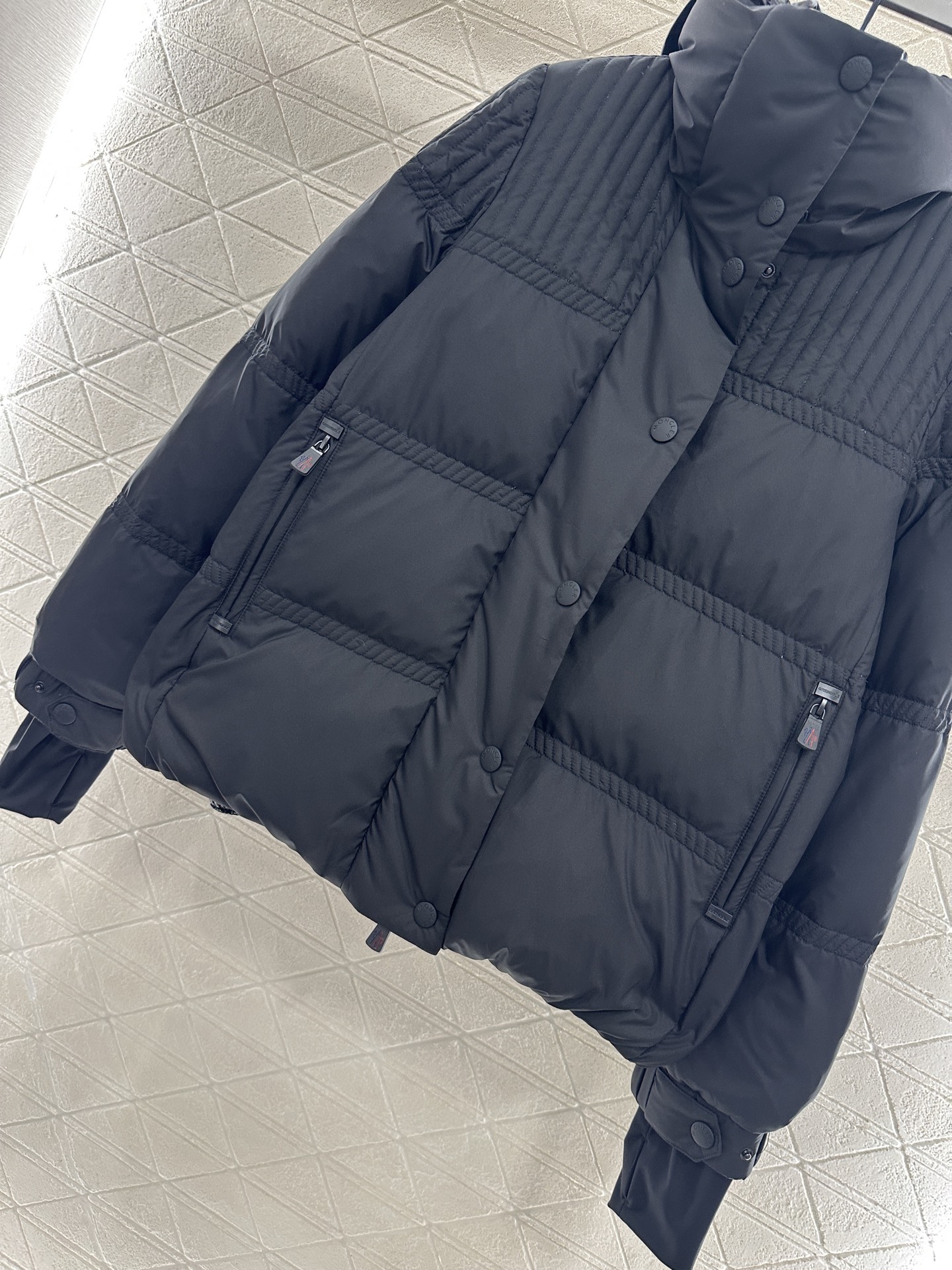 ♥Moncle*♥2025新品上架 连帽羽绒服外套定制YB进口防风防水尼龙材质，其工艺还原，升级材质，提