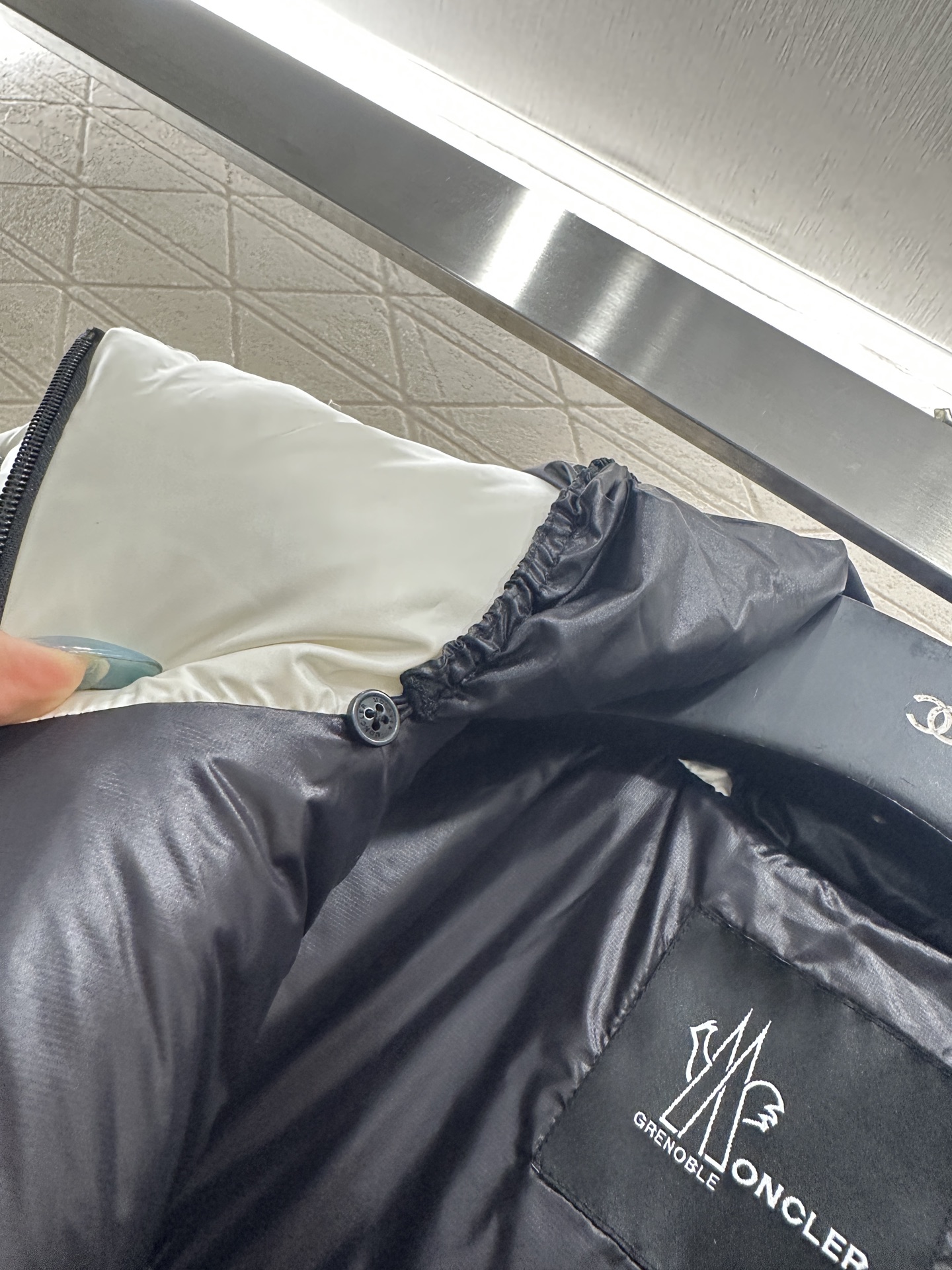 ♥Moncle*♥2025新品上架 连帽羽绒服外套定制YB进口防风防水尼龙材质，其工艺还原，升级材质，提